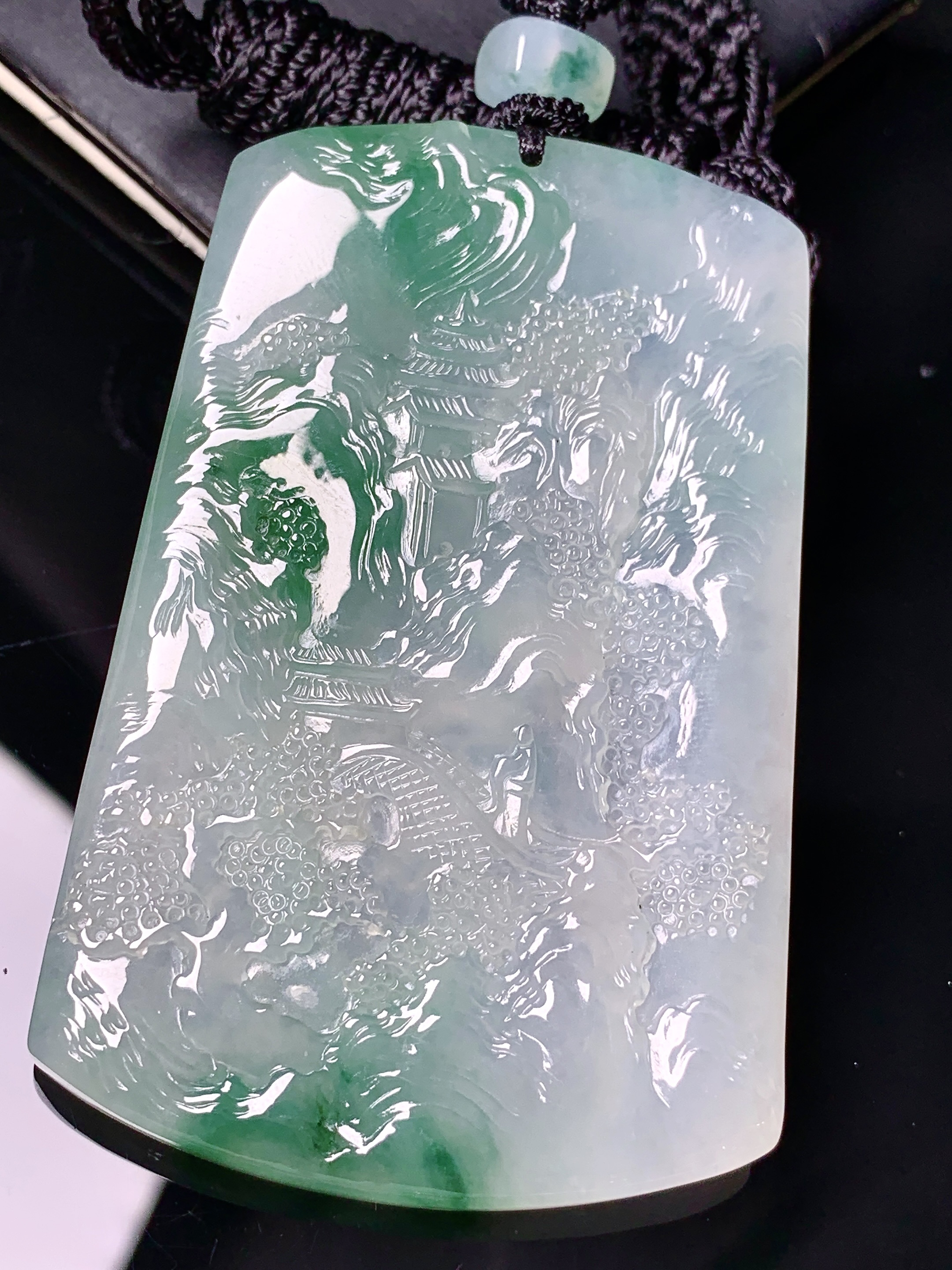 飘绿山水牌子吊坠 玉质细腻 色泽艳丽清新 水润亮眼 整体尺寸65.7*42.8*5.5 L1