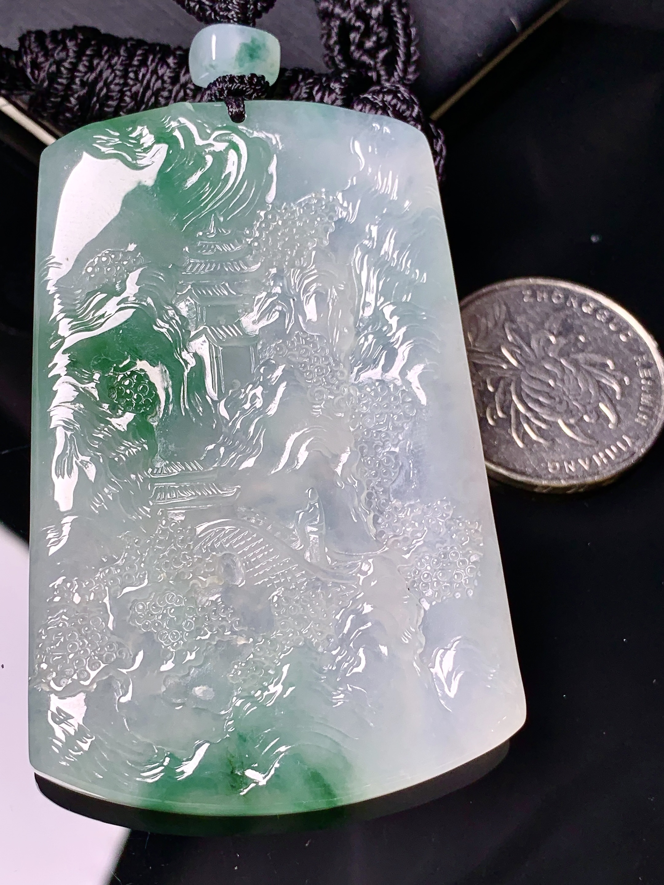 飘绿山水牌子吊坠 玉质细腻 色泽艳丽清新 水润亮眼 整体尺寸65.7*42.8*5.5 L1