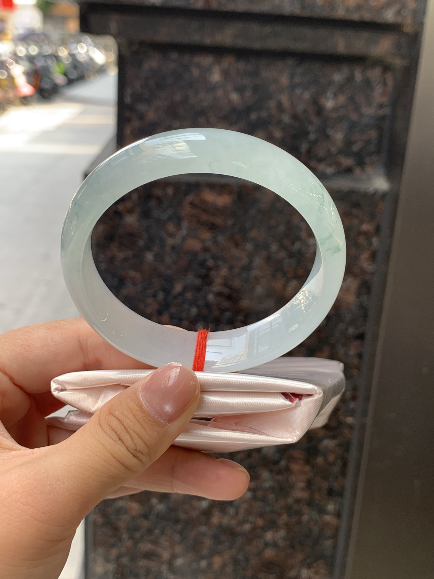 冰飘花正圈 59.3-15-7.3 0724-N1425 无裂，底妆冰润起光感，冰底中开出了朵朵蓝绿花，飘花灵动飘逸，勾勒出一幅唯美诗意的山水意境画，古典优雅又秀气
