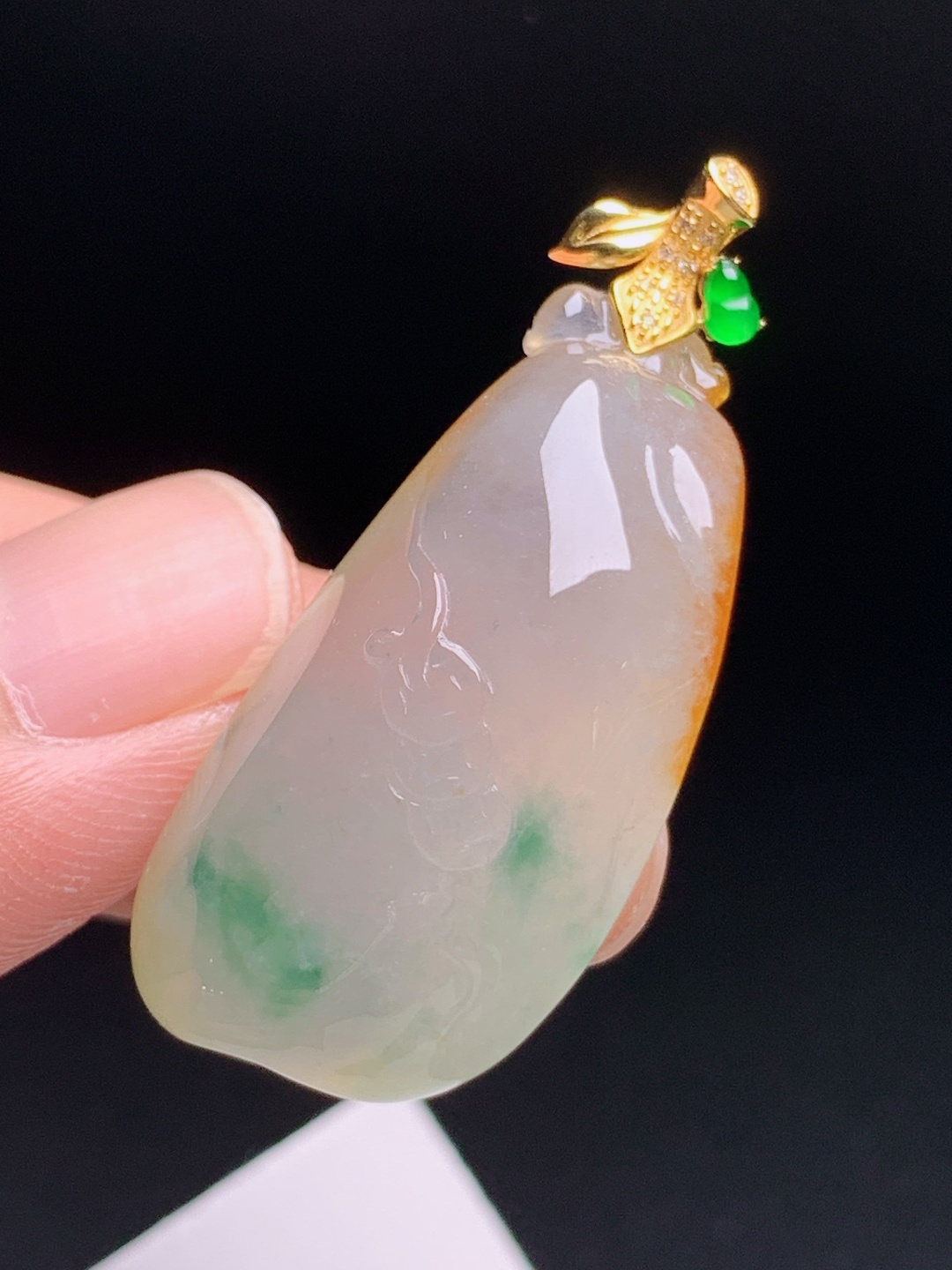 冰黄翡福瓜吊坠，冰透底色晕染黄翡飘绿，器型饱满线条流畅，阳绿蛋面点睛轻奢耐看