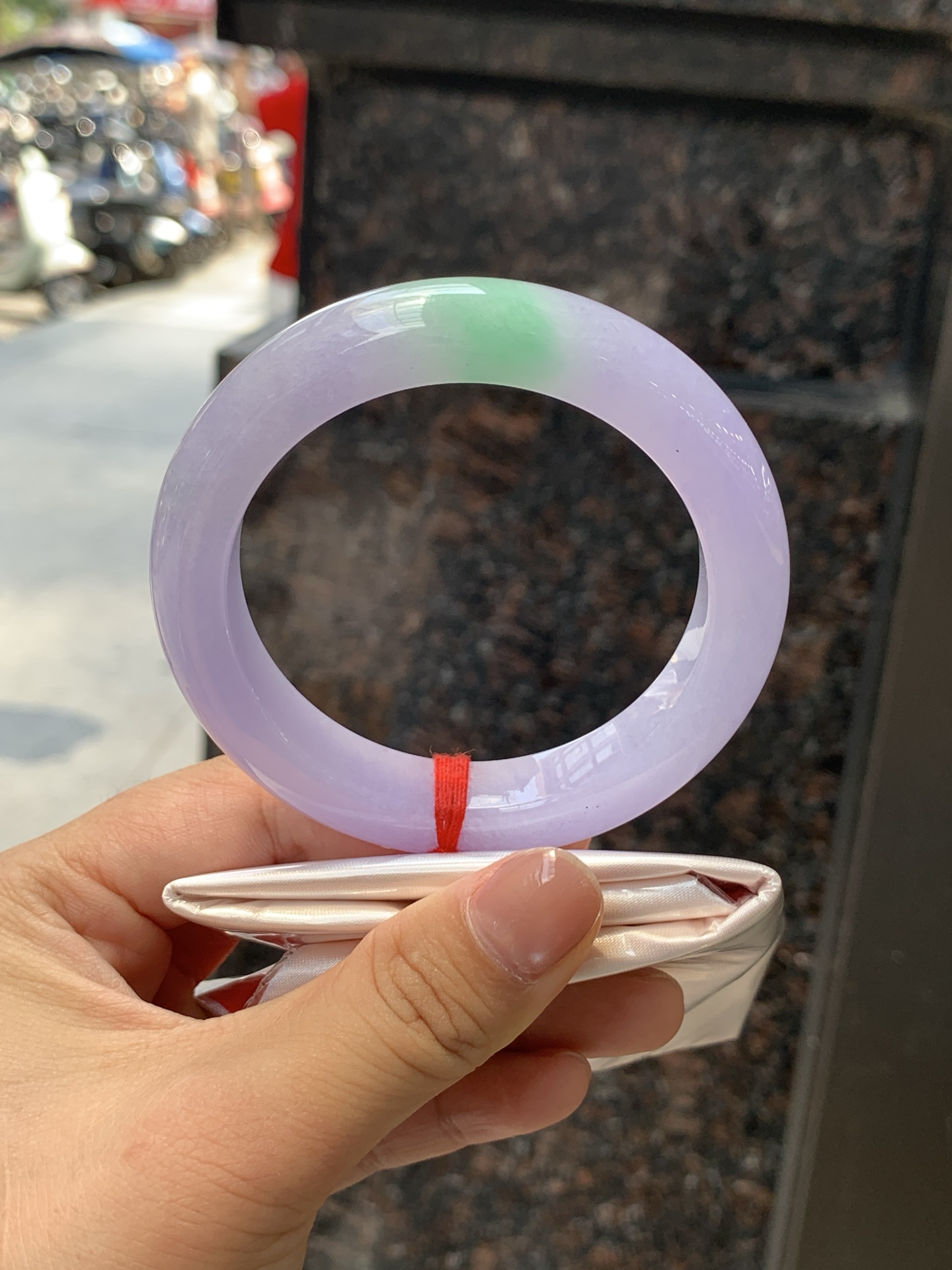 春彩正圈 56.3-12.3-9.8 0724-N1246 打灯纹裂，底妆水润细腻，浓郁紫底与果阳绿