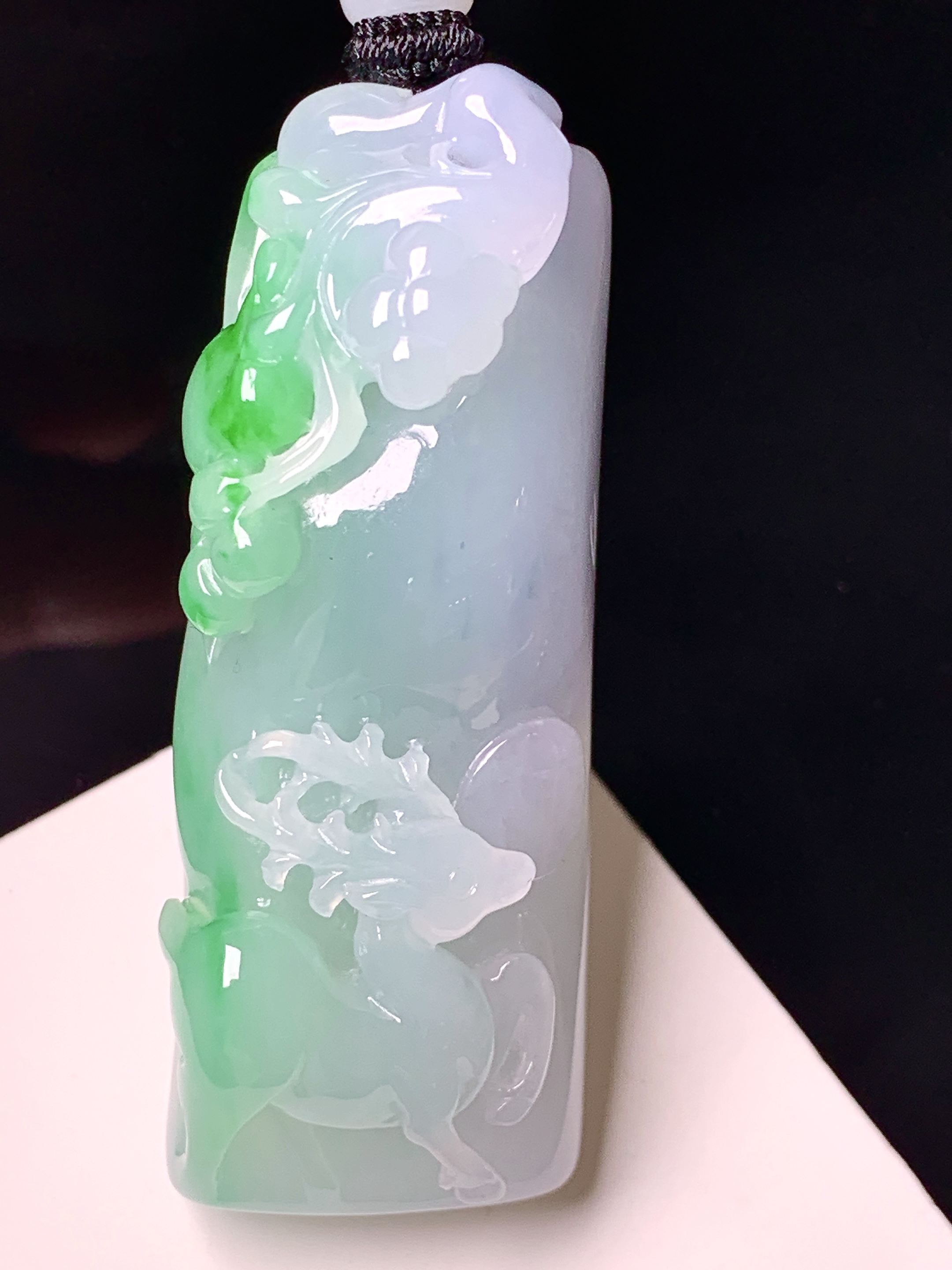 飘绿梅花鹿吊坠 玉质细腻 色泽艳丽清新 水润亮眼 整体尺寸51.6*20*15 L1