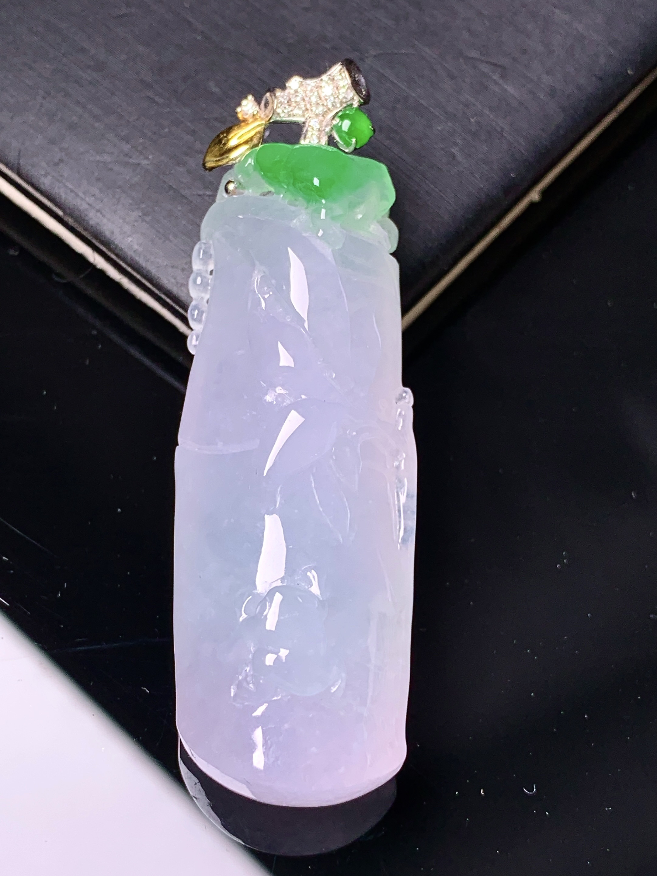 18k金钻镶嵌飘绿竹节吊坠 玉质细腻 色泽艳丽清新 水润亮眼 整体尺寸50.5*16.2*11.8 b1