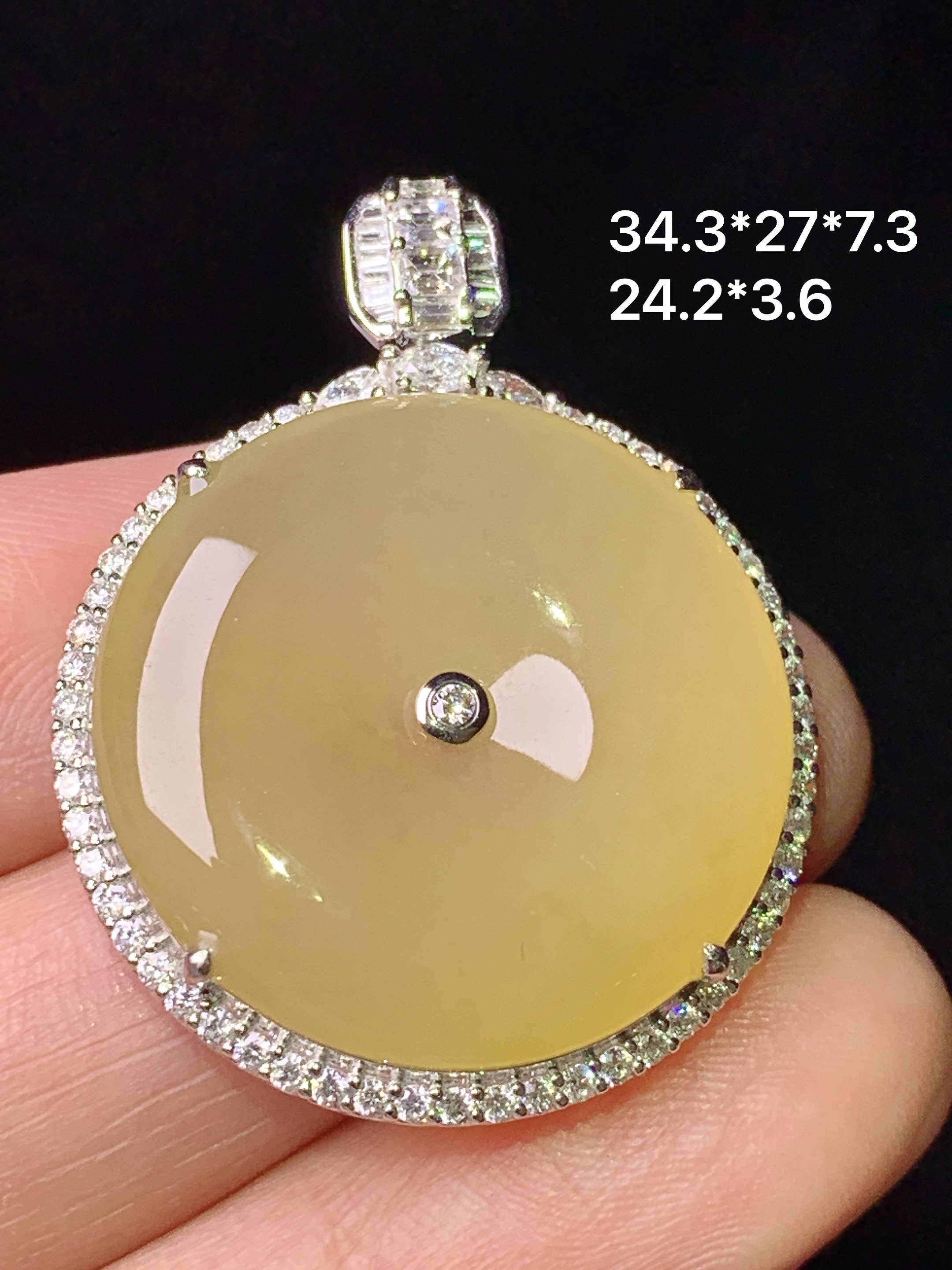 18k金钻镶嵌黄翡平安扣吊坠 玉质细腻 色泽艳丽清新 水润亮眼 整体尺寸34.3*27*7.3 b1