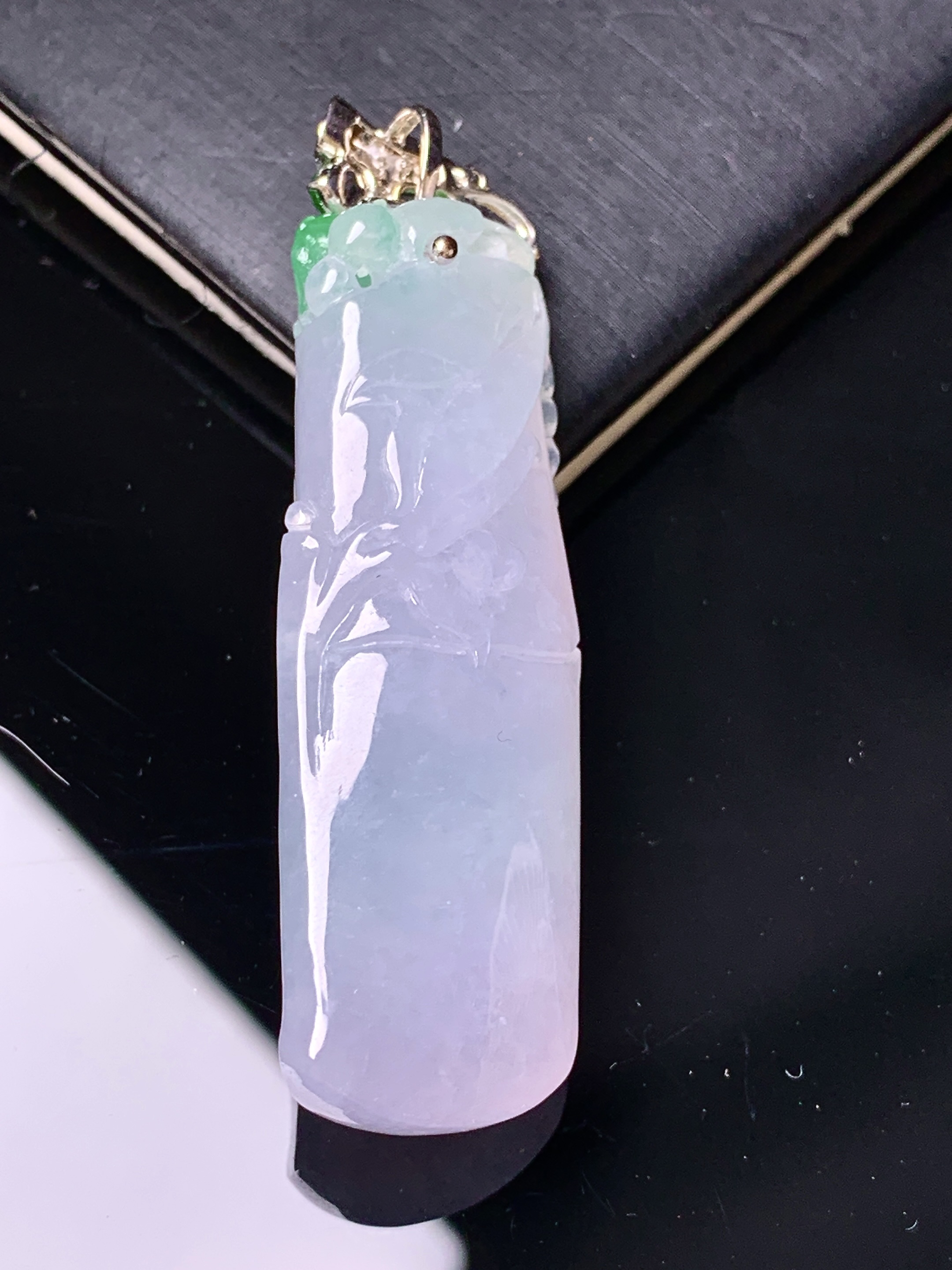 18k金钻镶嵌飘绿竹节吊坠 玉质细腻 色泽艳丽清新 水润亮眼 整体尺寸50.5*16.2*11.8 b1