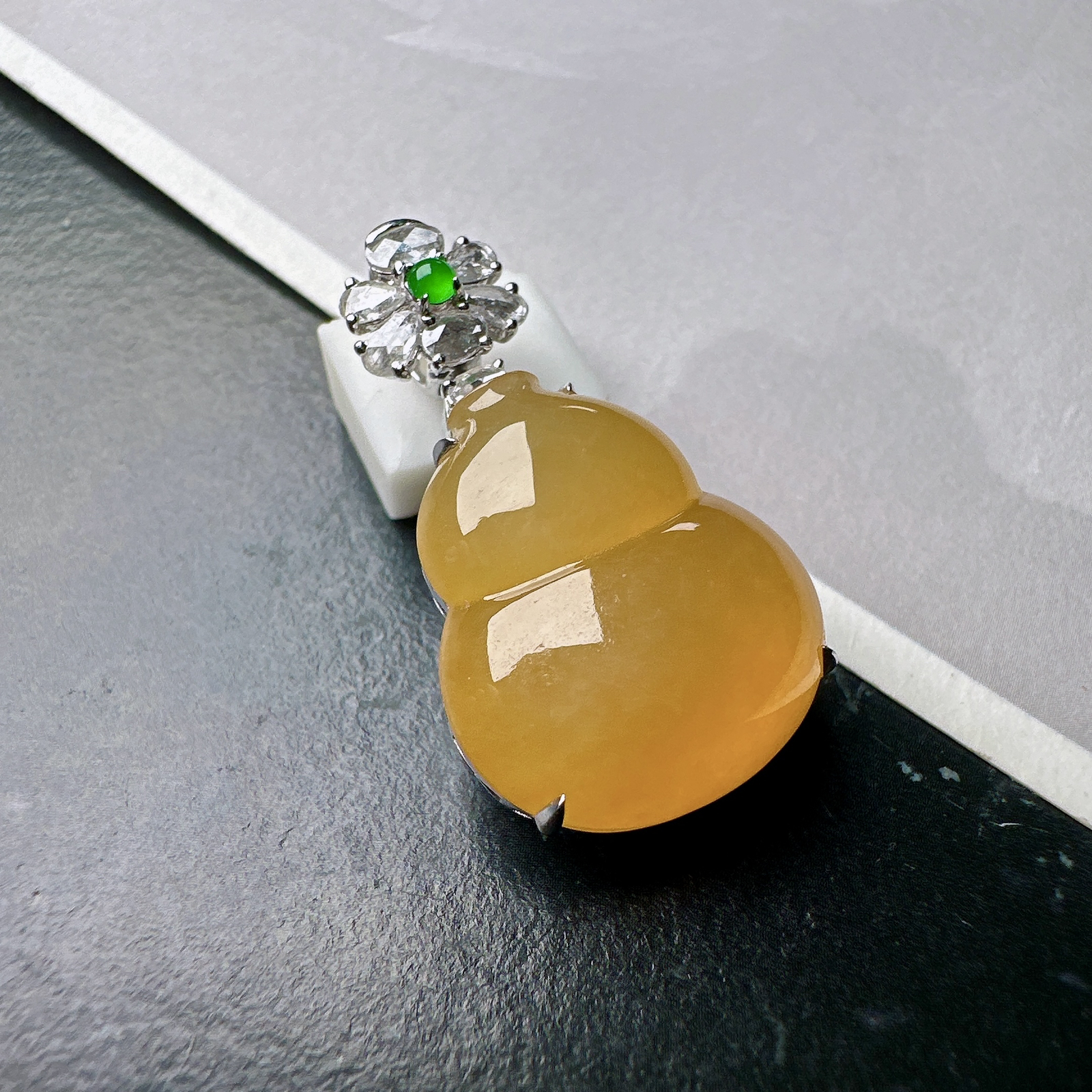 【冰种黄翡葫芦吊坠】质地细腻，冰感十足，晶莹透亮，18K金钻镶嵌，裸石尺寸18.4*15.8*6毫米