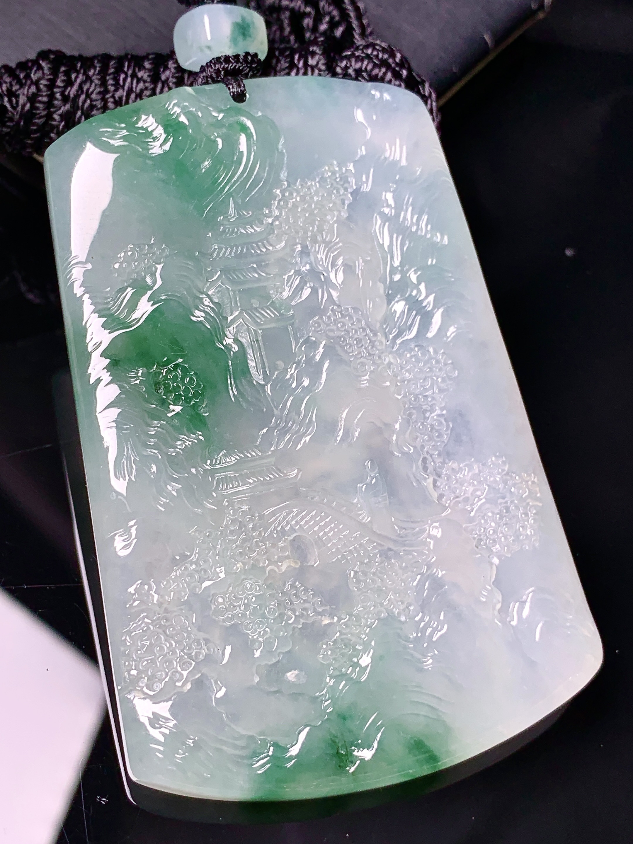 飘绿山水牌子吊坠 玉质细腻 色泽艳丽清新 水润亮眼 整体尺寸65.7*42.8*5.5 L1