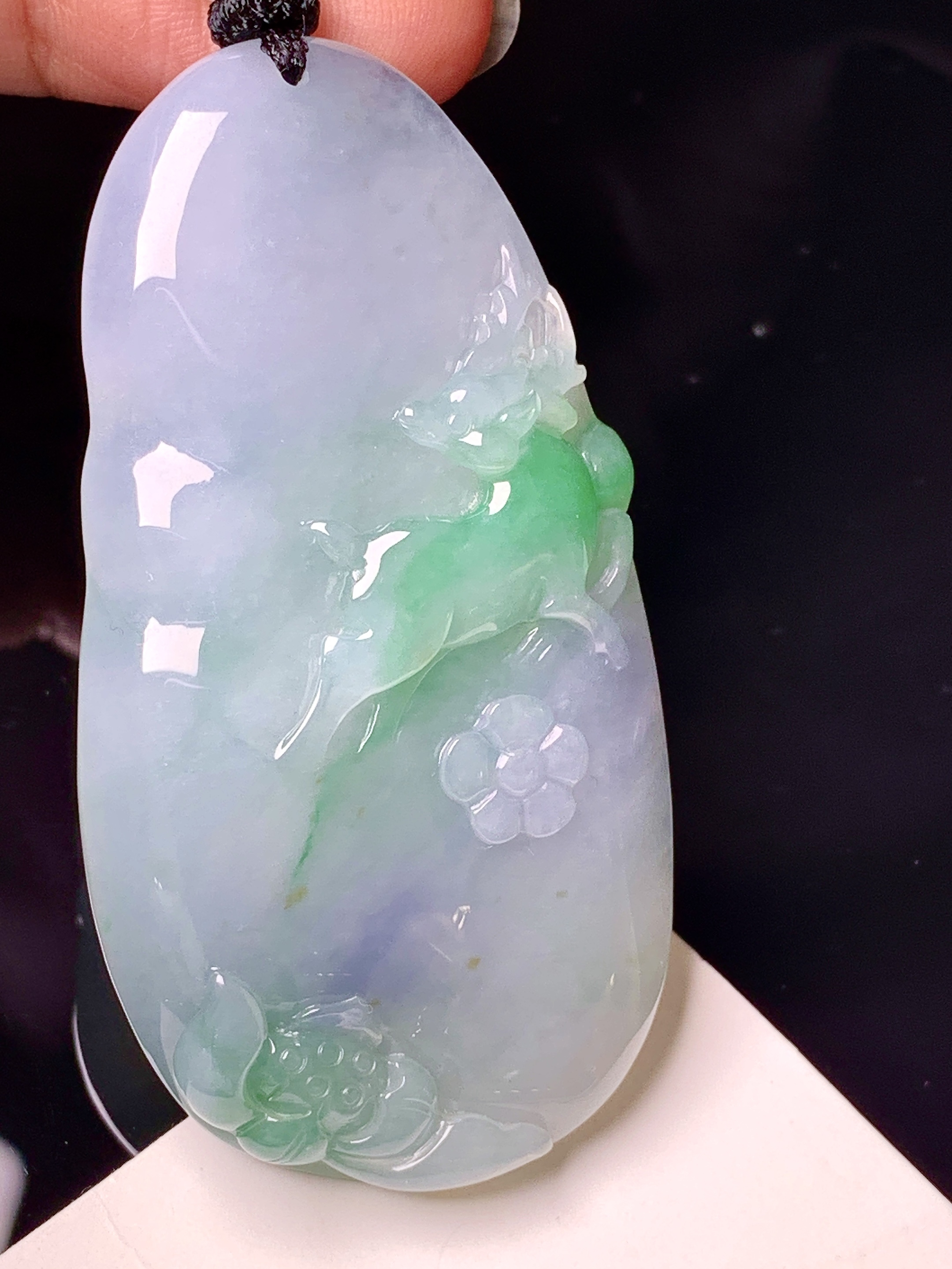 飘绿梅花鹿牌吊坠 玉质细腻 色泽艳丽清新 水润亮眼 整体尺寸57.8*30.3*9 L1