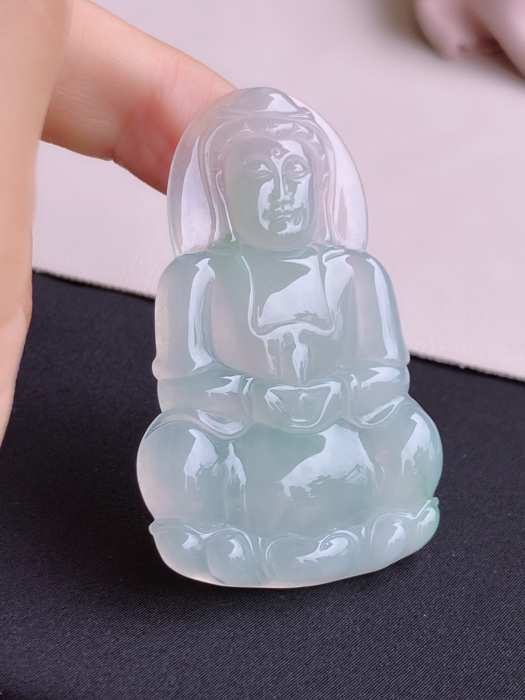 冰透观音，晶莹剔透，面容慈祥，尺寸60.5/38/5.6/自然光实拍