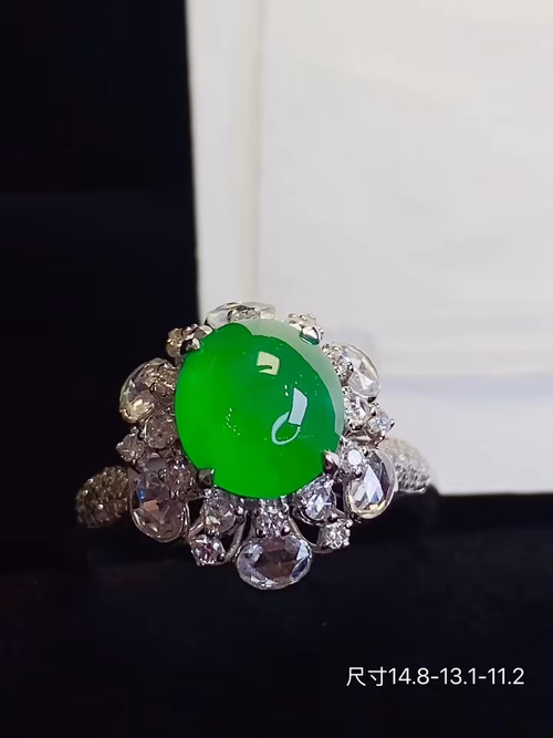收藏精品 18k金+钻玻璃种阳绿蛋面戒指，饱满色满上档次，款式时尚大方，实物更漂亮，性比高，无裂，1
