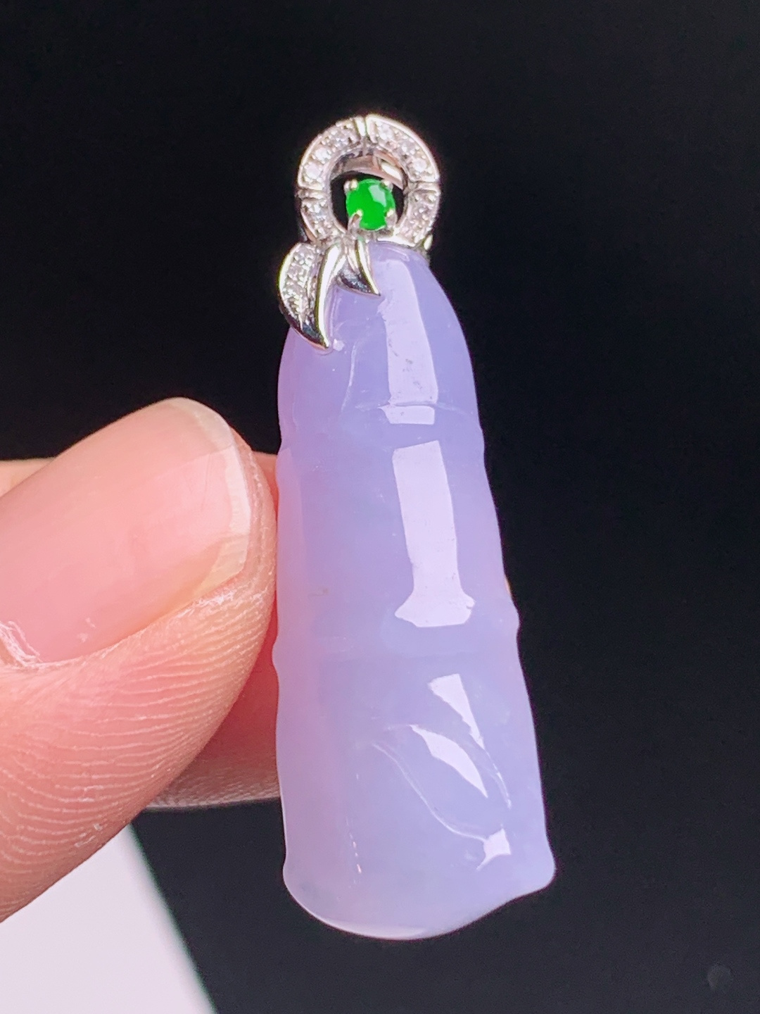 冰粉紫竹节吊坠，玉质细腻柔光满满，节节高升形制雅致，绿宝钻扣轻奢百搭