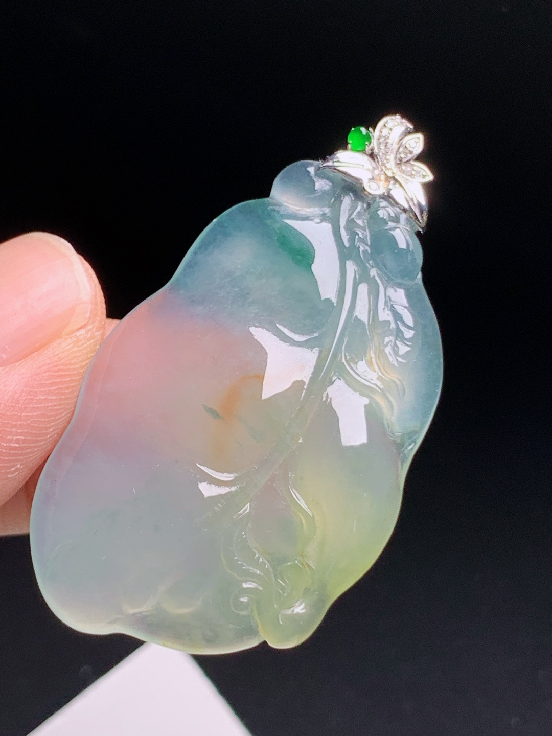 冰黄翡树叶吊坠，冰润底质飘俏色黄绿绿花，精工雕刻饱满圆润，精致镶头显贵气