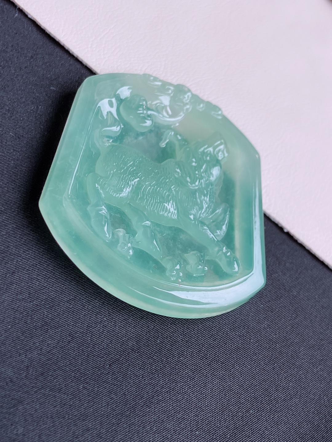 绿底生肖牛牌，晶莹剔透，尺寸51.3/43.6/5.8/自然光实拍