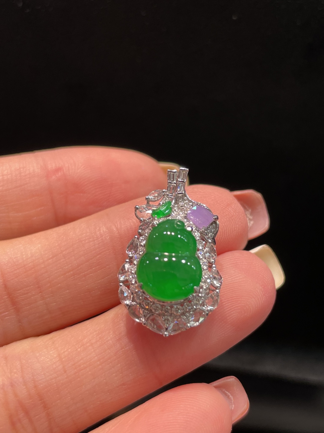 ️ 翡翠A货 葫芦吊坠 阳绿满色，料子冰润细腻，种老起光，18k金镶真钻，上身佩戴效果很好 整体