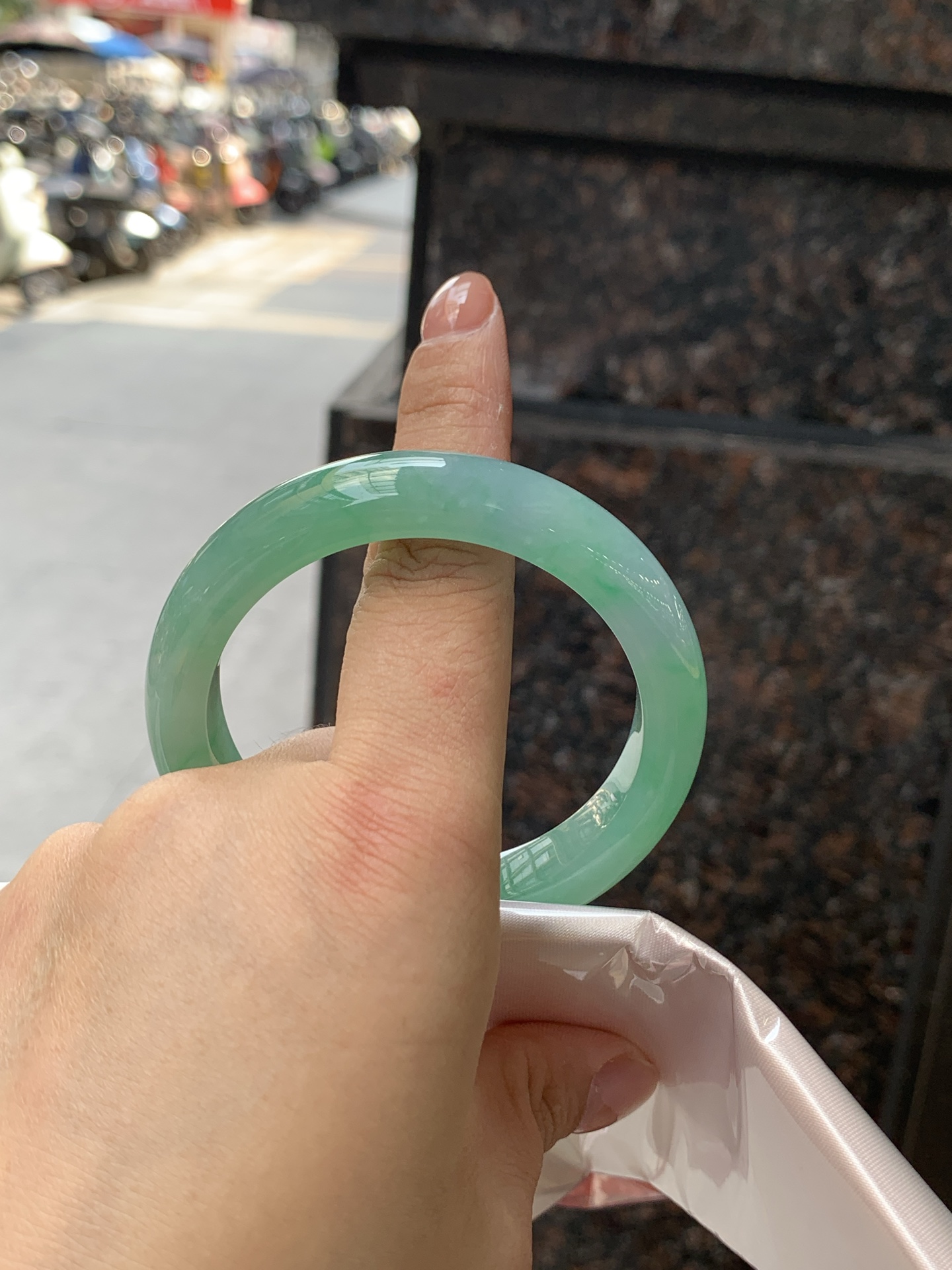 春彩正圈 53.3-11.5-8.5 0724-N1247 打灯棉线+棉纹，底妆水润细腻，淡淡粉底与果阳绿搭配，宛如春天的繁华。在岁月的长河流转中绽放着独特的魅力，气质温婉而迷人。