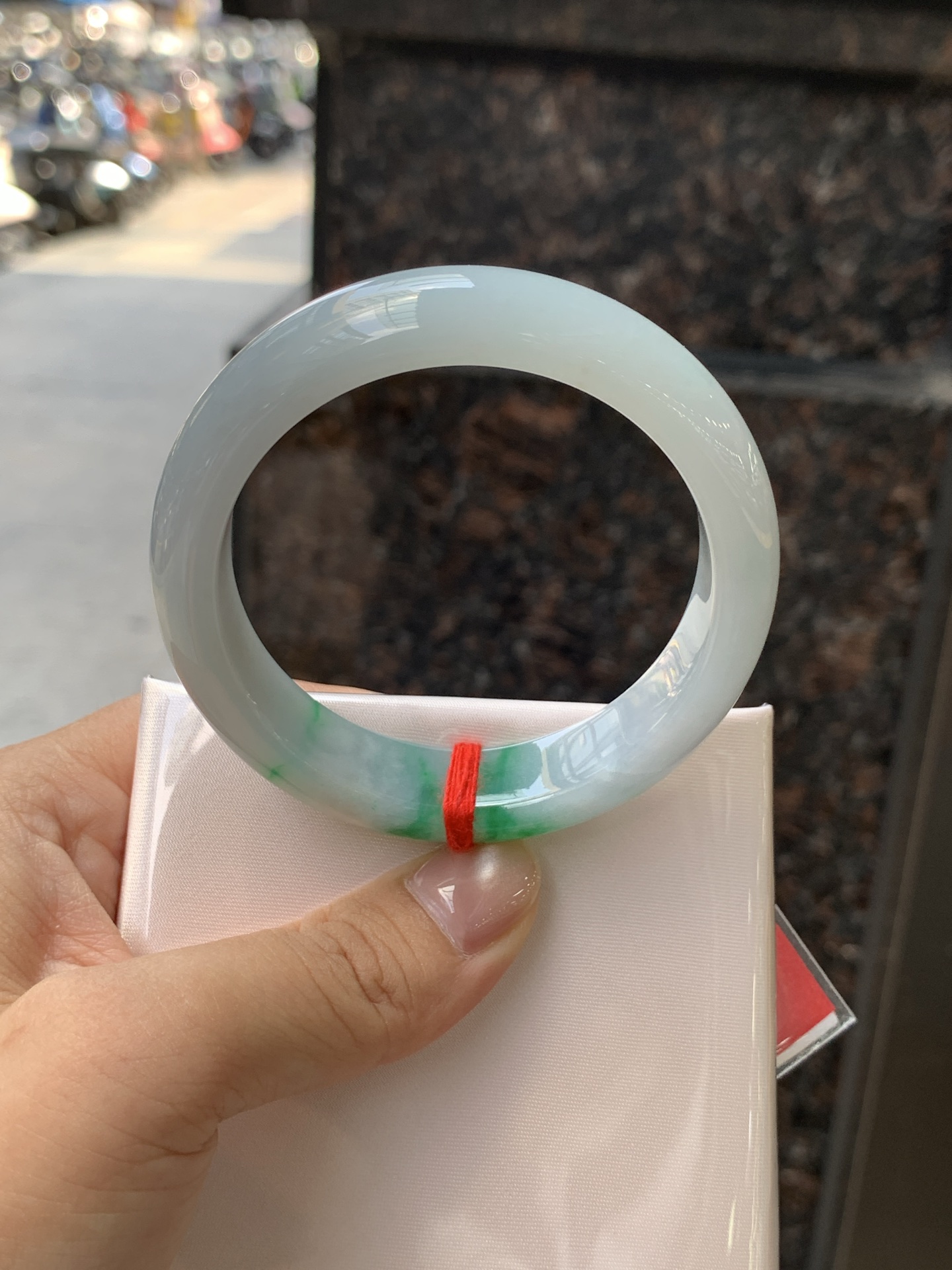 飘阳绿正圈 51.8-13.2-7.8 0724-4A169 打灯纹裂，飘阳绿花，鲜艳得像新冒头的嫩芽，灵动清新，即柔和又充满生机。