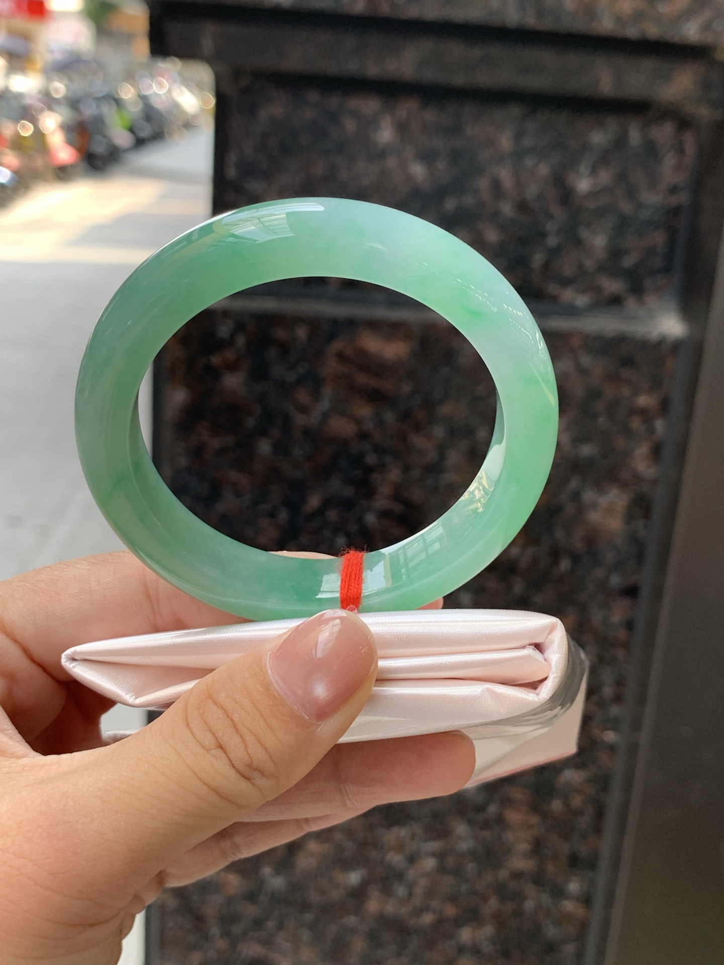 春彩正圈 53.3-11.5-8.5 0724-N1247 打灯棉线+棉纹，底妆水润细腻，淡淡粉底与果阳绿搭配，宛如春天的繁华。在岁月的长河流转中绽放着独特的魅力，气质温婉而迷人。