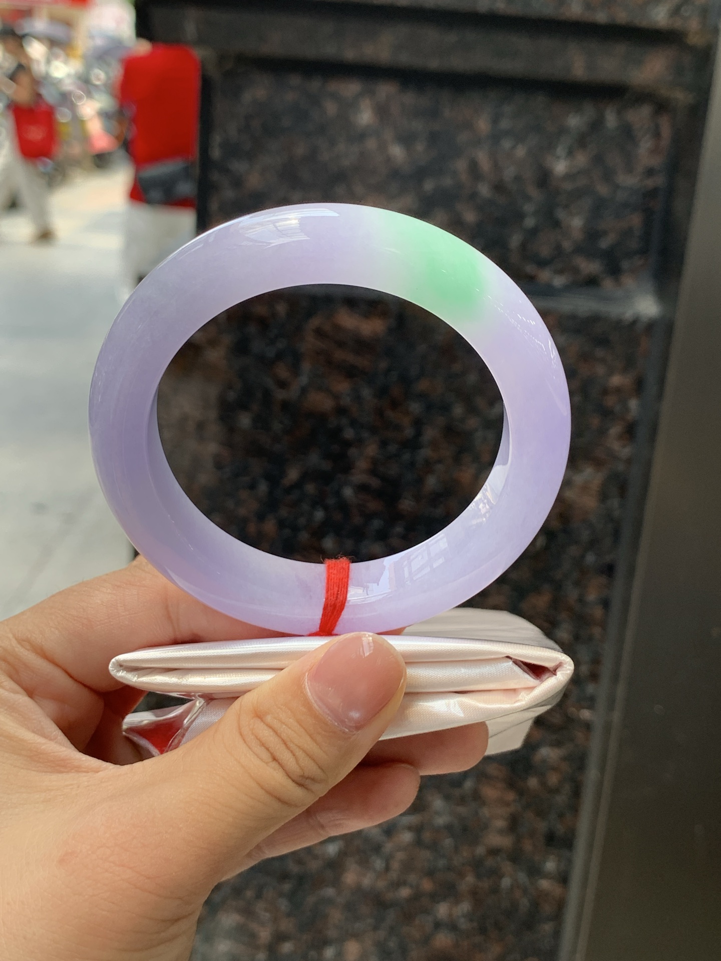 春彩正圈 56.3-12.3-9.8 0724-N1246 打灯纹裂，底妆水润细腻，浓郁紫底与果阳绿搭配，宛如春天的繁华。在岁月的长河流转中绽放着独特的魅力，气质温婉而迷人。