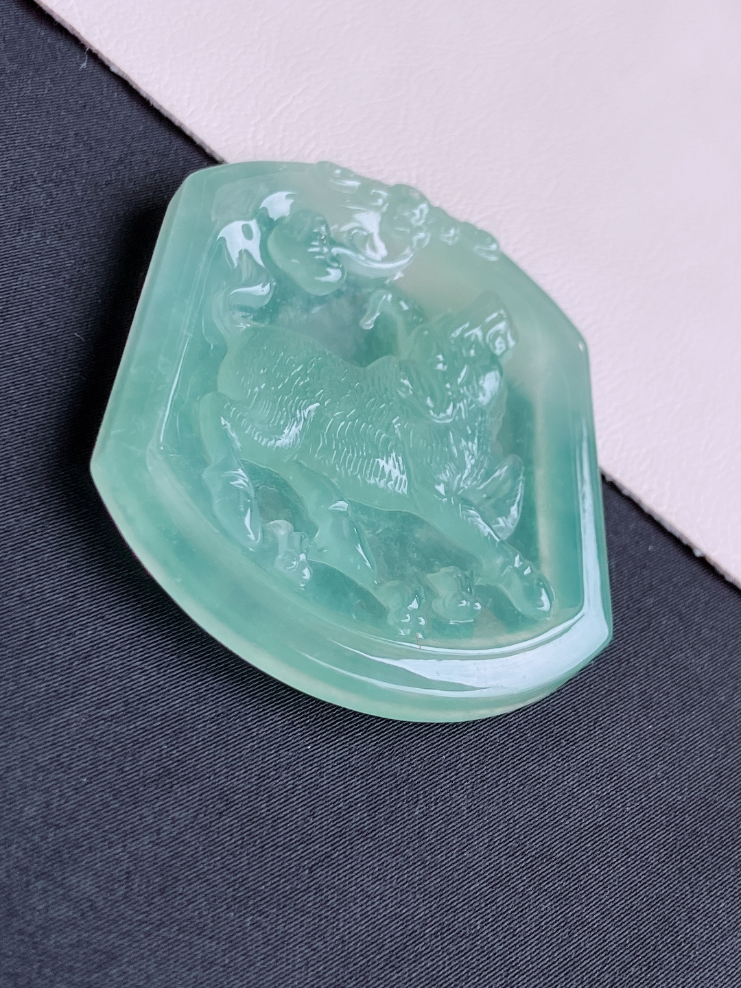 绿底生肖牛牌，晶莹剔透，尺寸51.3/43.6/5.8/自然光实拍