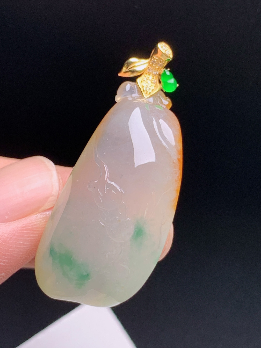 冰黄翡福瓜吊坠，冰透底色晕染黄翡飘绿，器型饱满线条流畅，阳绿蛋面点睛轻奢耐看