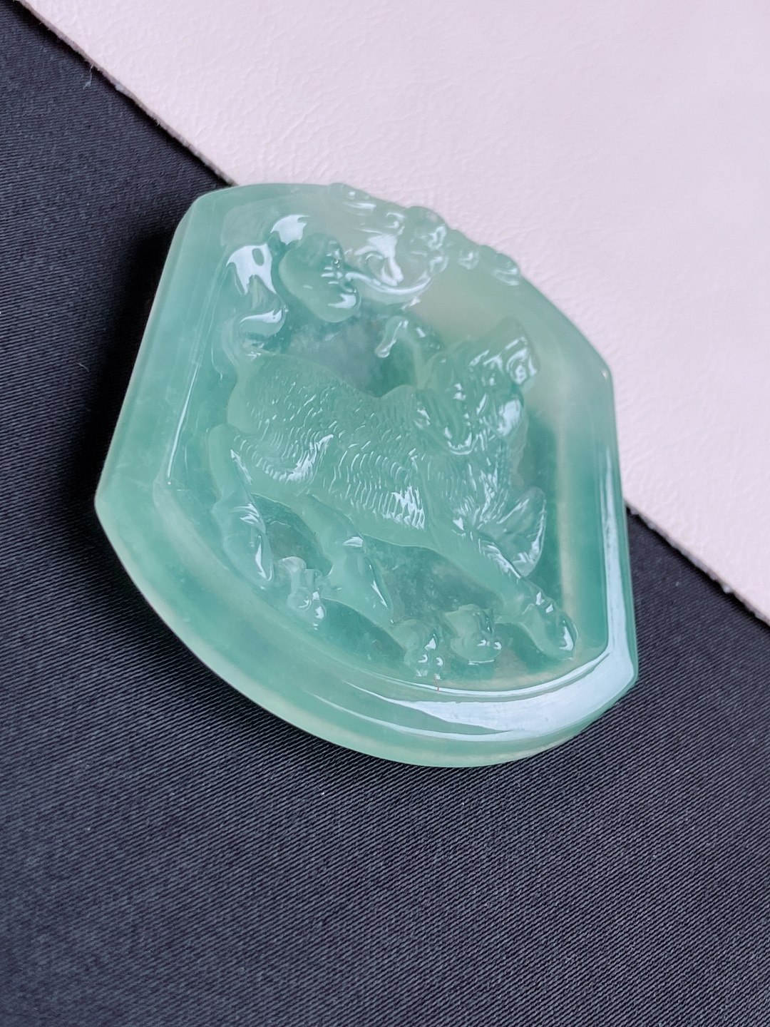 绿底生肖牛牌，晶莹剔透，尺寸51.3/43.6/5.8/自然光实拍