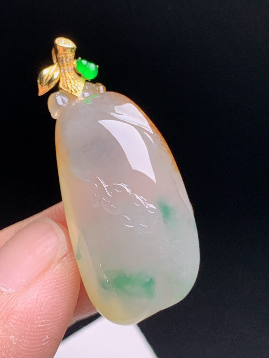 冰黄翡福瓜吊坠，冰透底色晕染黄翡飘绿，器型饱满线条流畅，阳绿蛋面点睛轻奢耐看