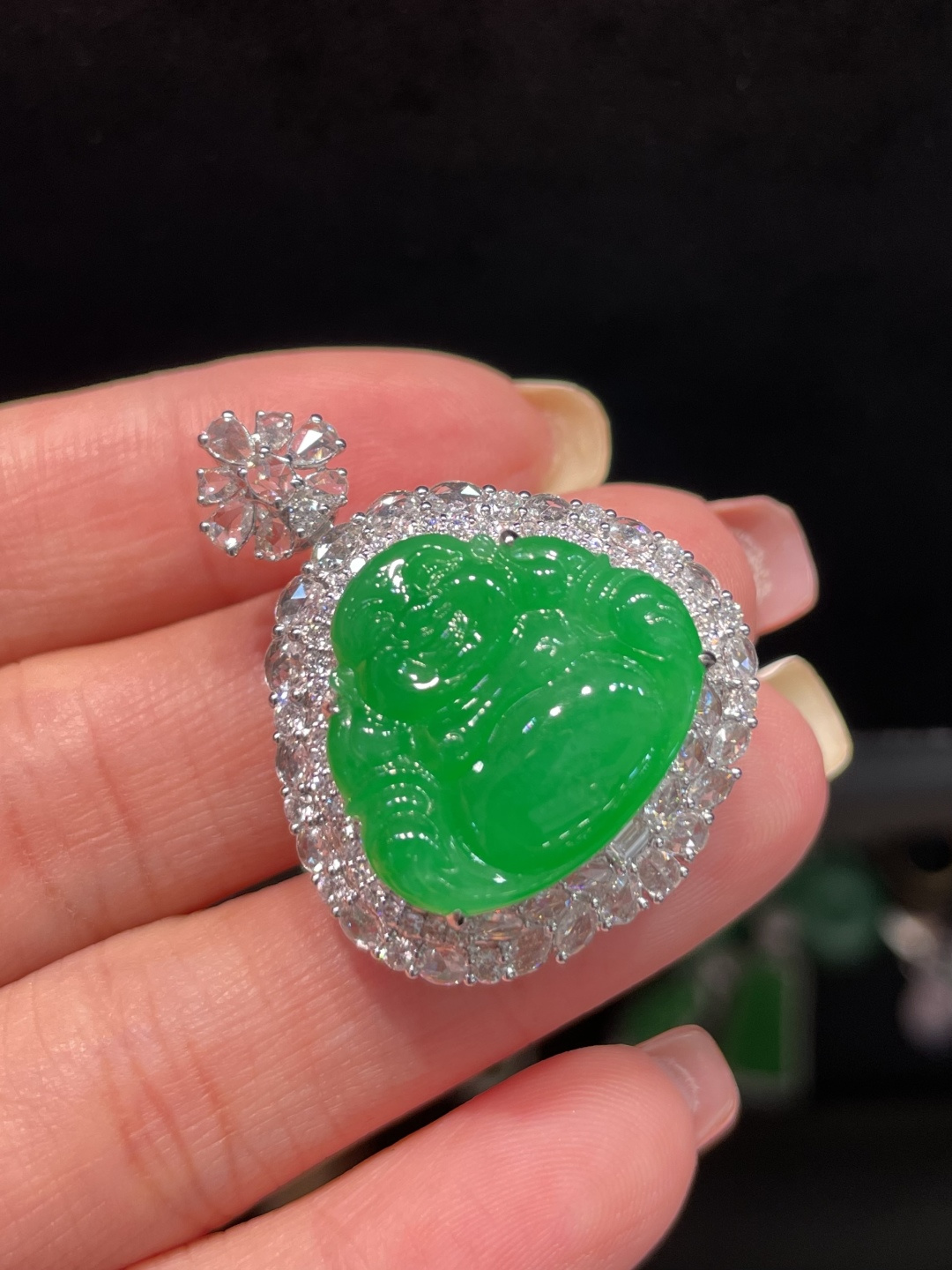 ️ 翡翠A货 佛公吊坠 阳绿满色，料子冰润细腻，种老起光，18k金镶真钻，上身佩戴效果很好 整体34-26.1-13.8裸石17.9-19.9-3.5