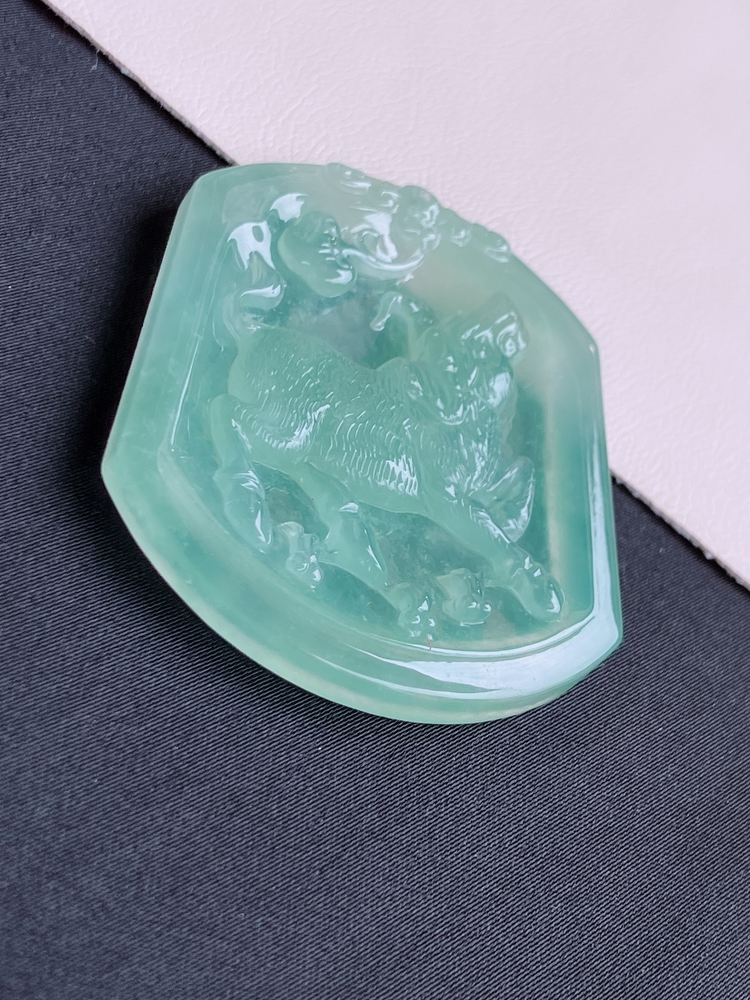 绿底生肖牛牌，晶莹剔透，尺寸51.3/43.6/5.8/自然光实拍