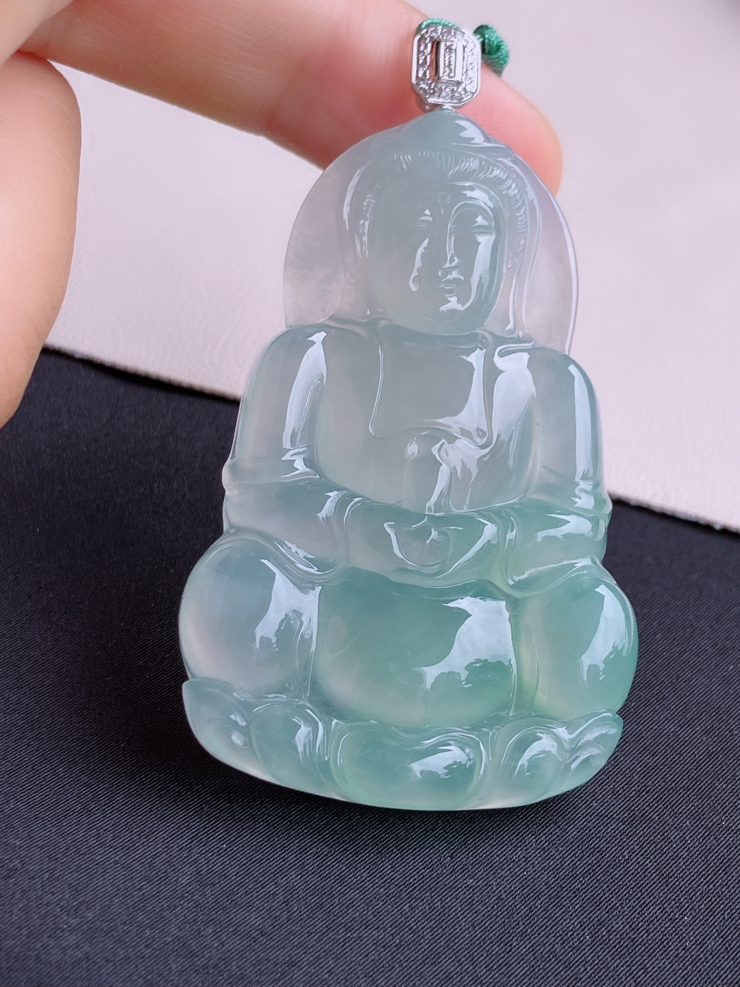 底色观音，晶莹剔透，面容慈祥，尺寸65.5/58/36.6/6.5/自然光实拍