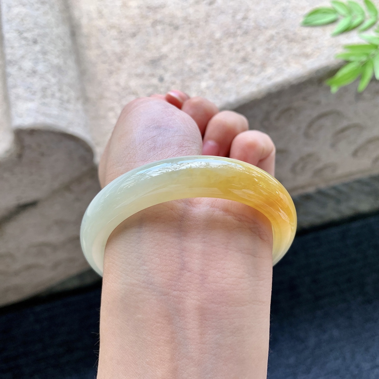 正圈53 54【圈口】54.3/12.4/8【编码】W6072523【描述】细糯黄翡，水润，种老，细腻，打灯有絮线