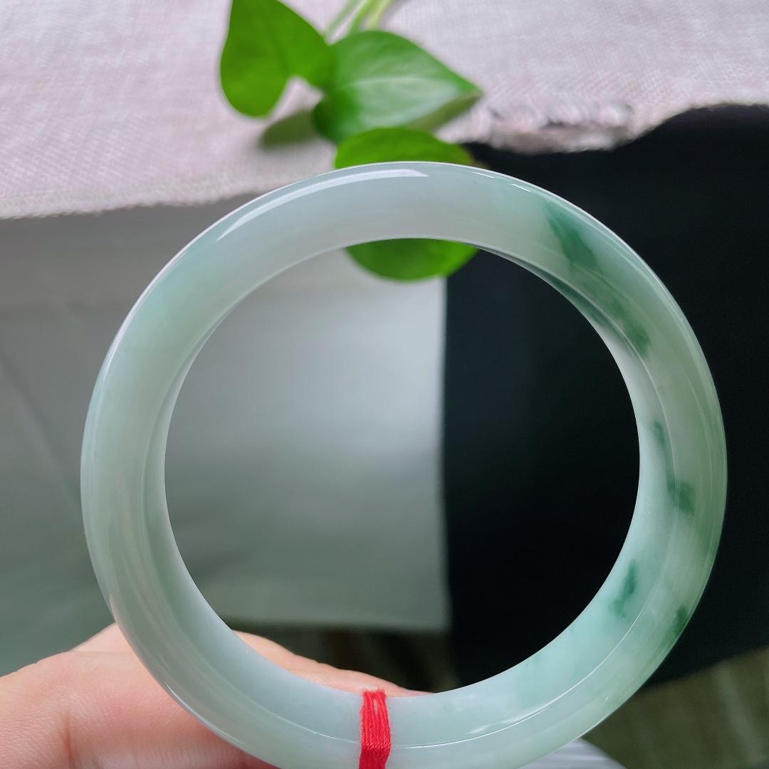 57.8/12.2/8.1，飘花正圈，无裂，墨绿飘花悠然晕于清透玉面，似远山雾影藏尽江南水墨意境。s