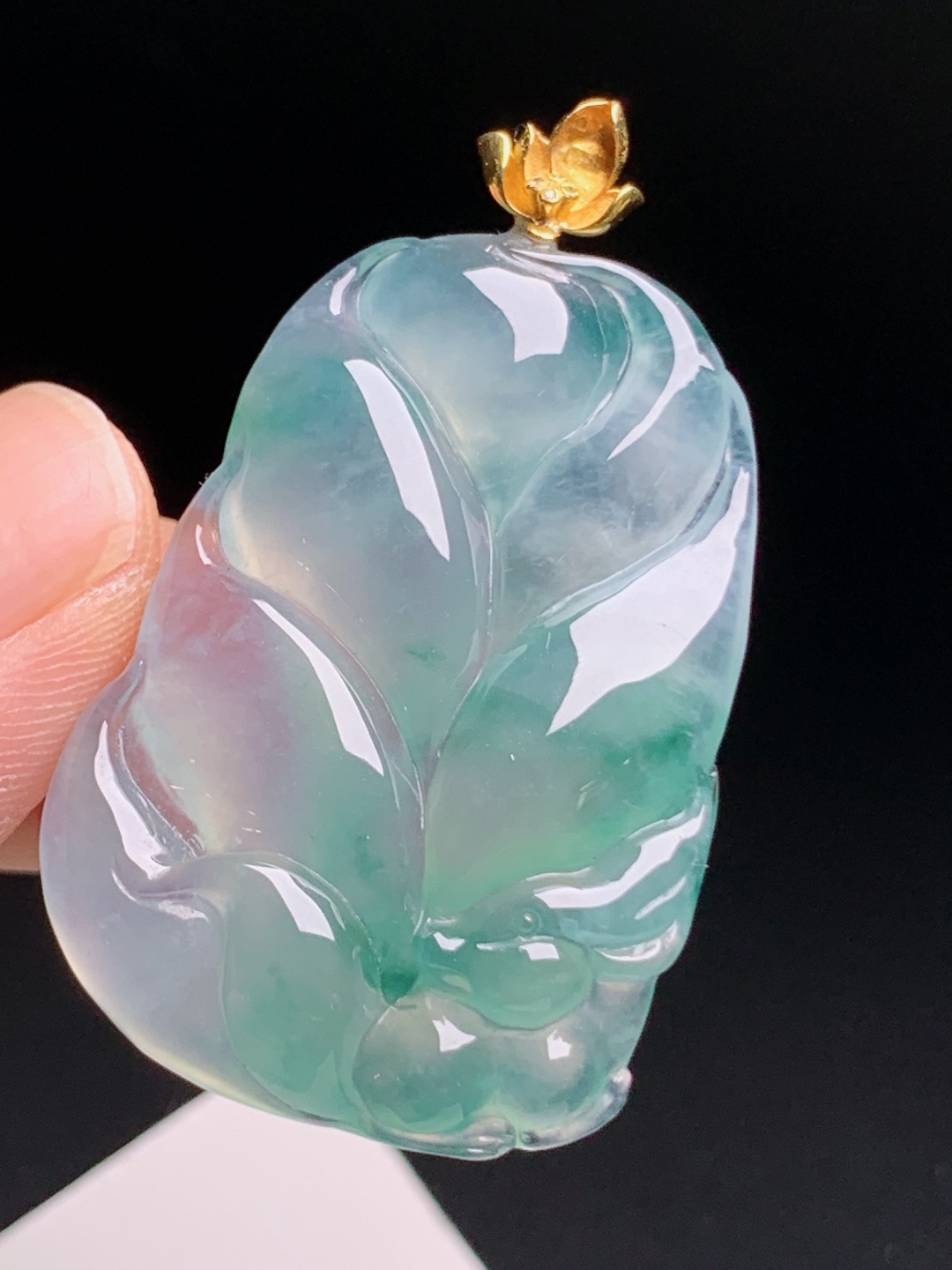 高冰飘花九尾狐吊坠，玉质清透起荧光，飘花灵动飘逸，金镶莲花扣头精致典雅，寓意事业有成