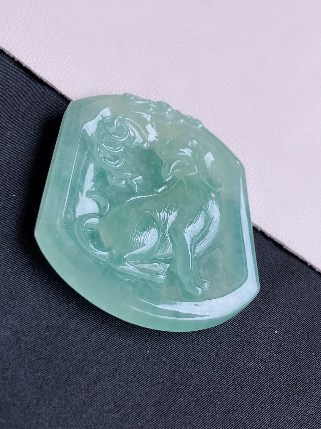底色生肖狗牌，晶莹剔透，尺寸49/41/5/自然光实拍