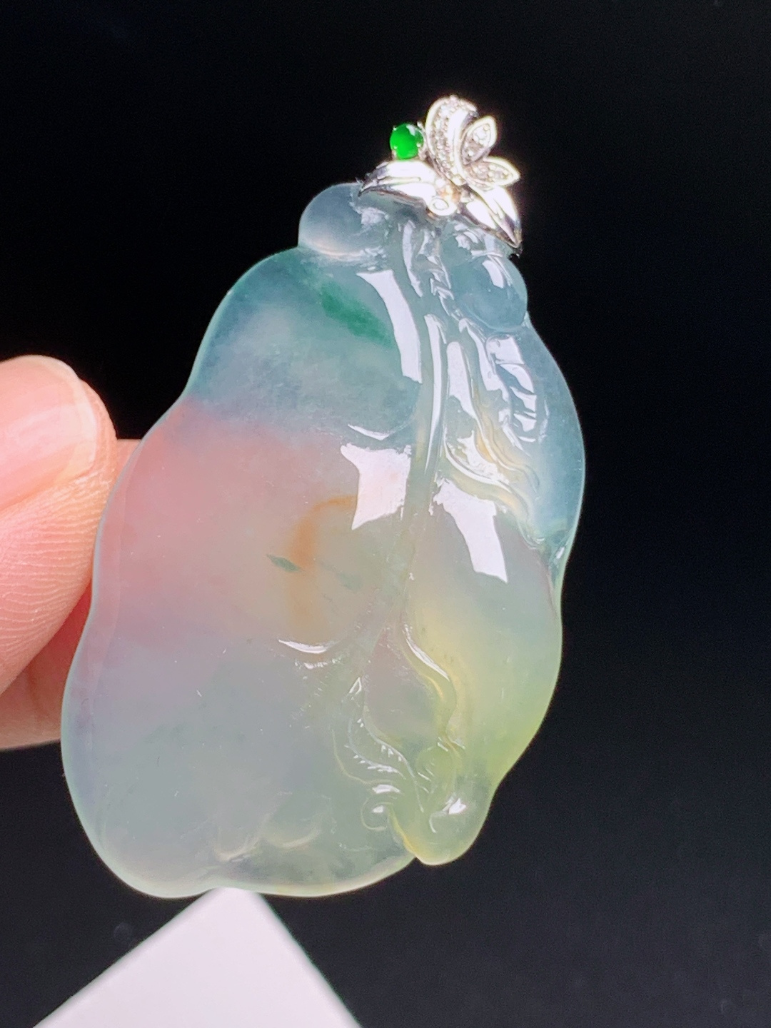 冰黄翡树叶吊坠，冰润底质飘俏色黄绿绿花，精工雕刻饱满圆润，精致镶头显贵气
