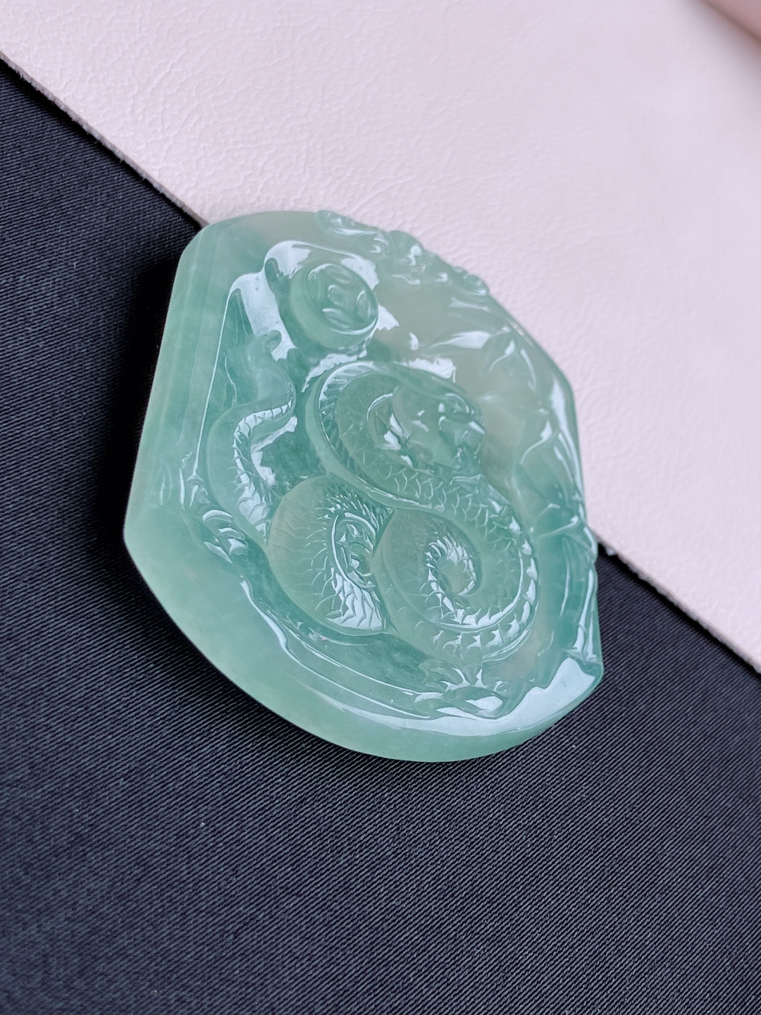绿底生肖蛇牌，晶莹剔透，尺寸47/39.8/5.6/自然光实拍