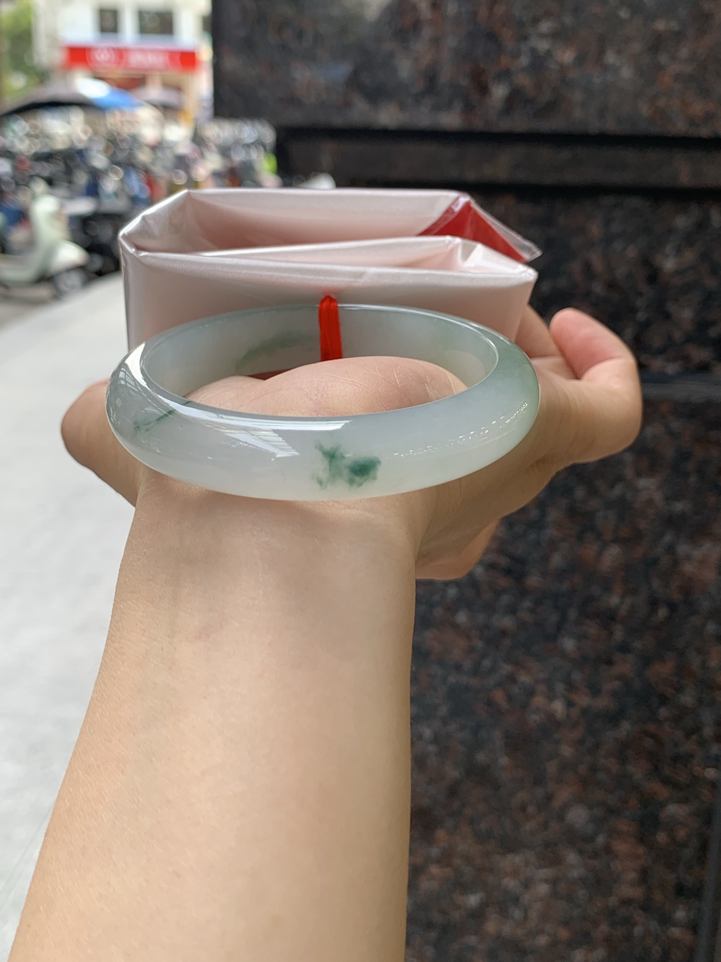 冰飘花正圈 56.2-12.2-7.7 0724-4A170 无裂，底妆胶润，一朵蓝绿花灵动飘逸，勾勒出一幅唯美诗意的山水意境画，古典优雅又秀气