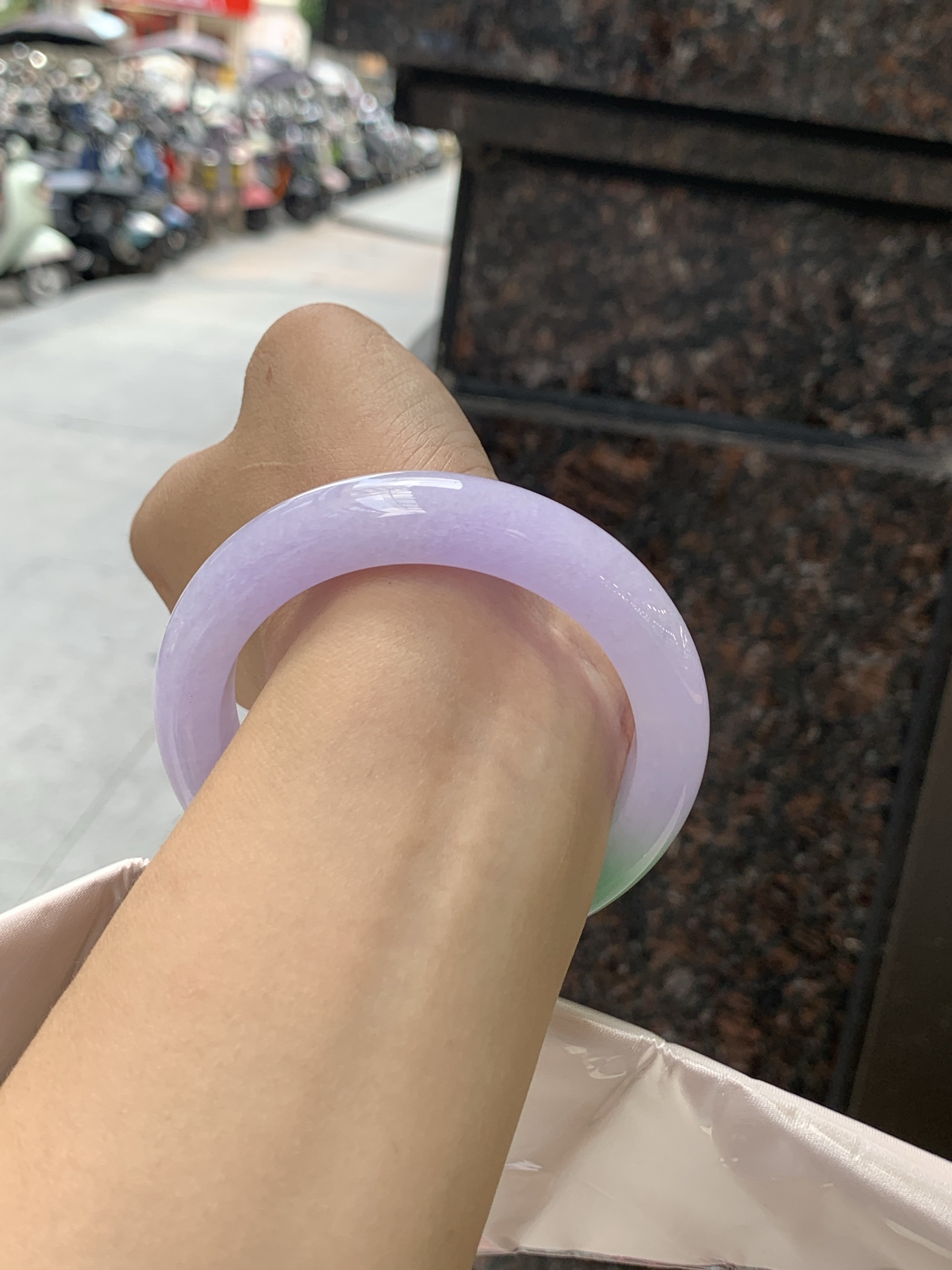 春彩正圈 56.3-12.3-9.8 0724-N1246 打灯纹裂，底妆水润细腻，浓郁紫底与果阳绿搭配，宛如春天的繁华。在岁月的长河流转中绽放着独特的魅力，气质温婉而迷人。