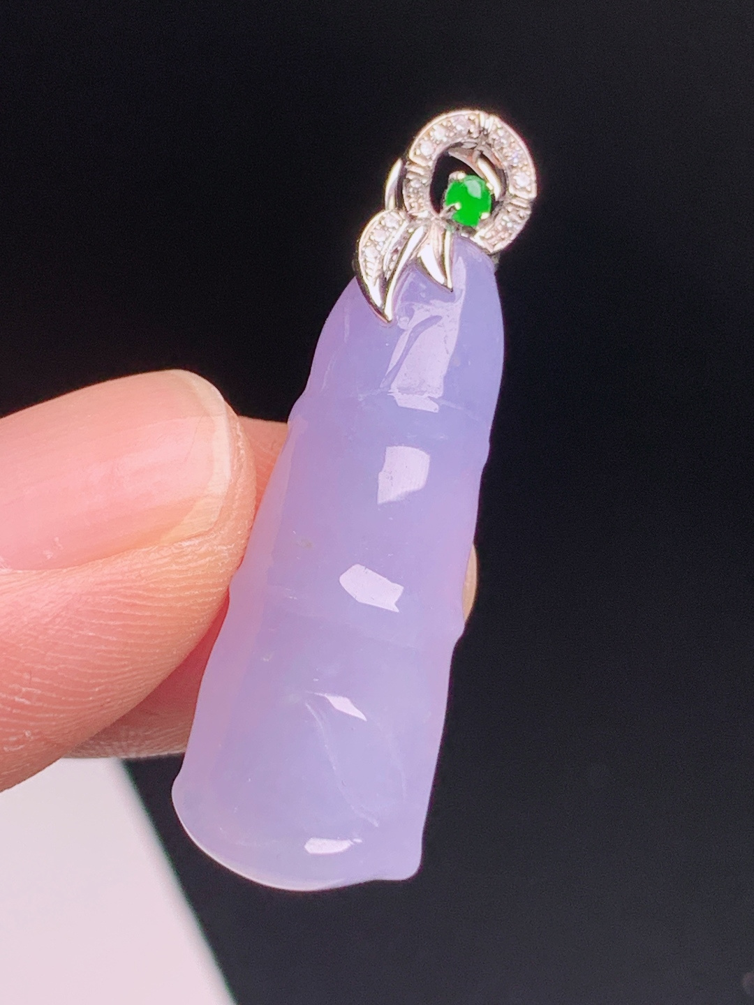 冰粉紫竹节吊坠，玉质细腻柔光满满，节节高升形制雅致，绿宝钻扣轻奢百搭