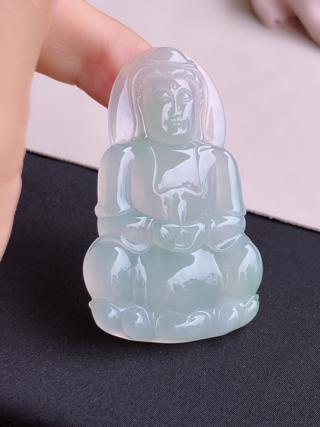 冰透观音，晶莹剔透，面容慈祥，尺寸60.5/38/5.6/自然光实拍