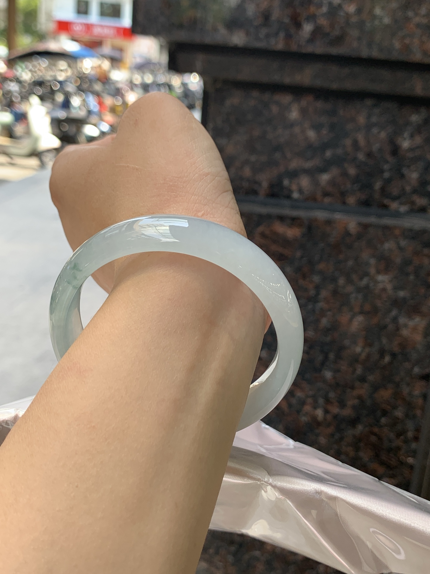 冰飘花正圈 59.3-15-7.3 0724-N1425 无裂，底妆冰润起光感，冰底中开出了朵朵蓝绿花，飘花灵动飘逸，勾勒出一幅唯美诗意的山水意境画，古典优雅又秀气