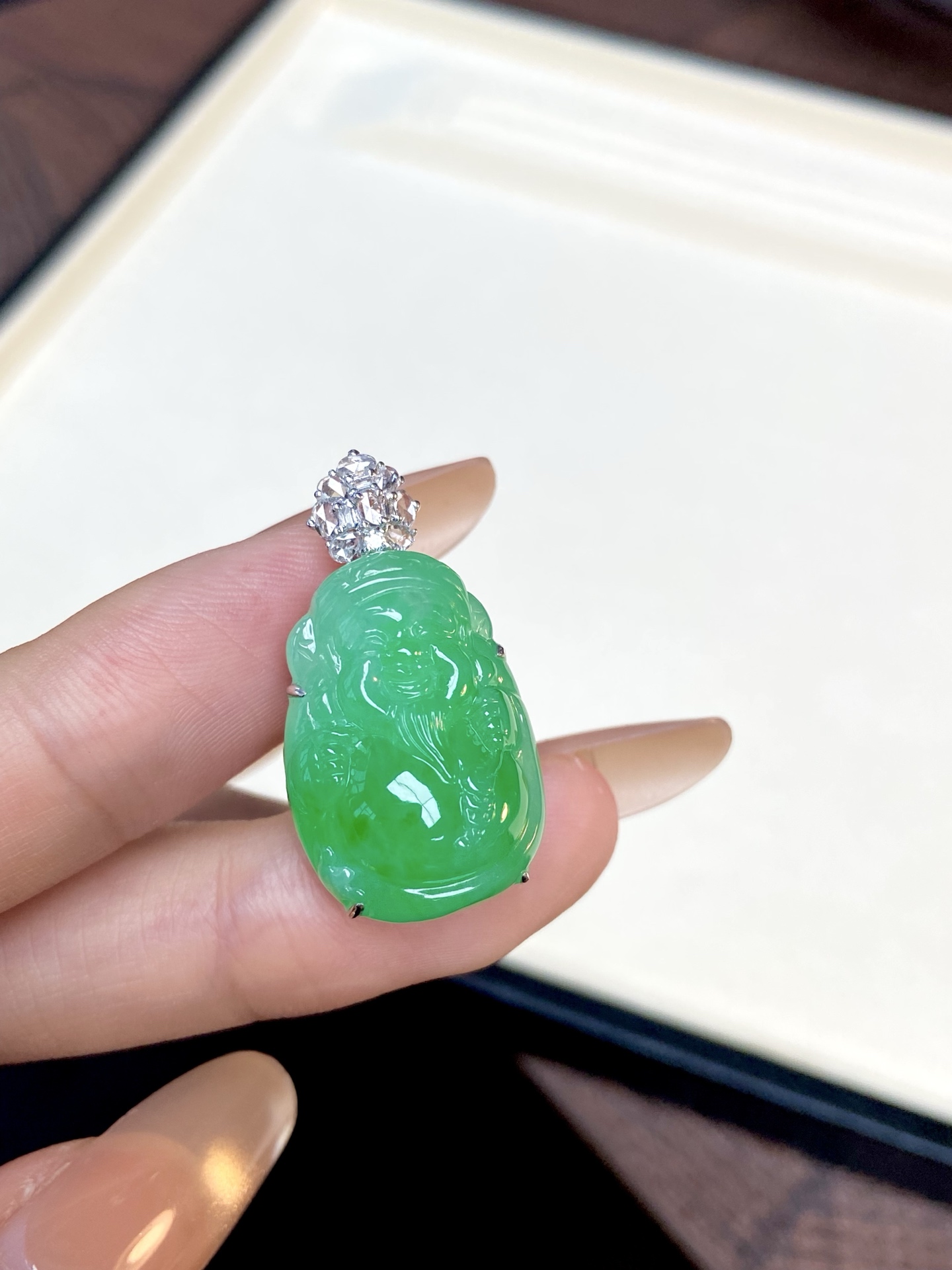 冰种阳绿财神吊坠，绿得鲜活又透亮，自带“招财进宝”的氛围感，越戴越有韵味：30.2-16.2-12.