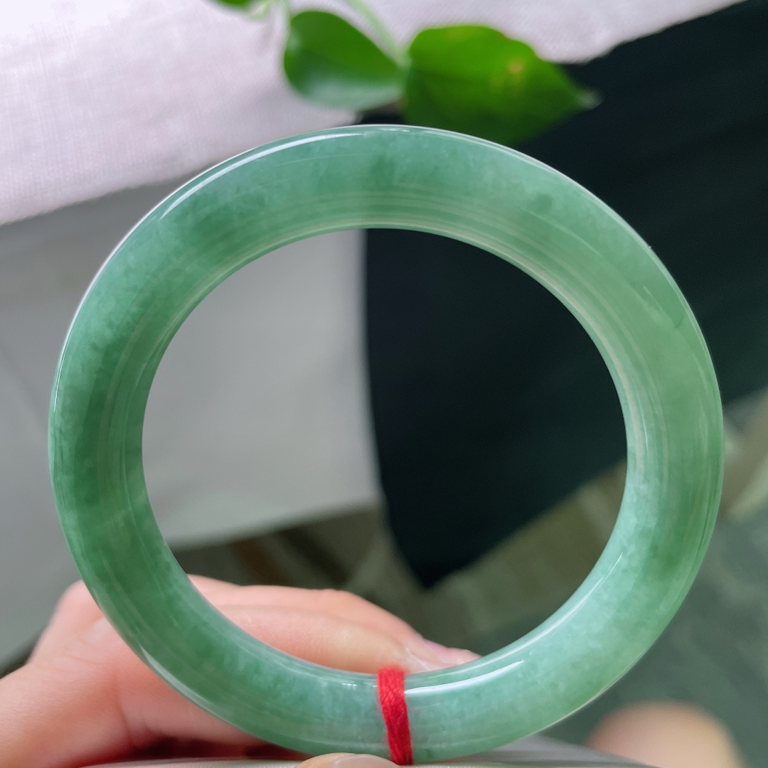 53.2/9.8，豆绿底圆条，水头好，腕间珍藏着一抹岁月的温柔，一点皮纹，56591a