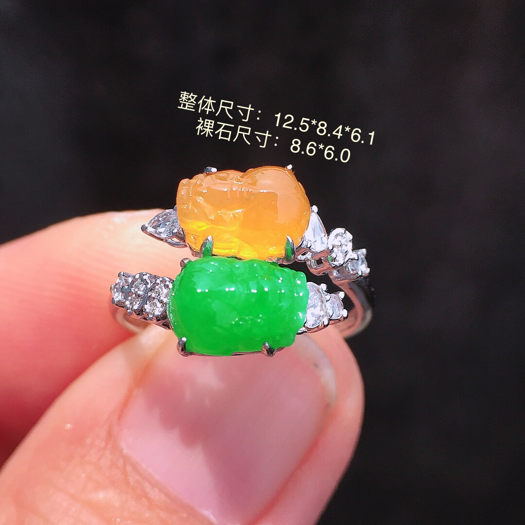 （黄+绿）二合一戒指，色泽均匀艳丽，玉质细腻，荧光感超
强，饱满圆润，简单大方，尽显优雅气质，18k
金豪华镶嵌