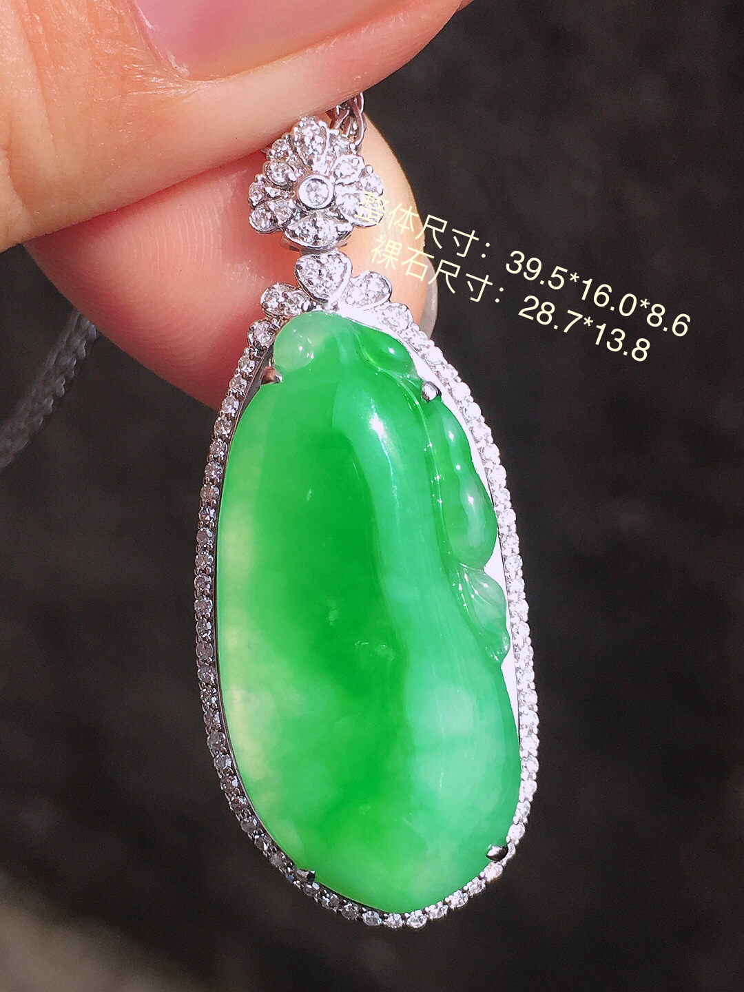 阳绿福瓜吊坠，色泽均匀艳丽，玉质细腻，荧光感超
强，饱满圆润，简单大方，尽显优雅气质，18k
金豪华镶嵌