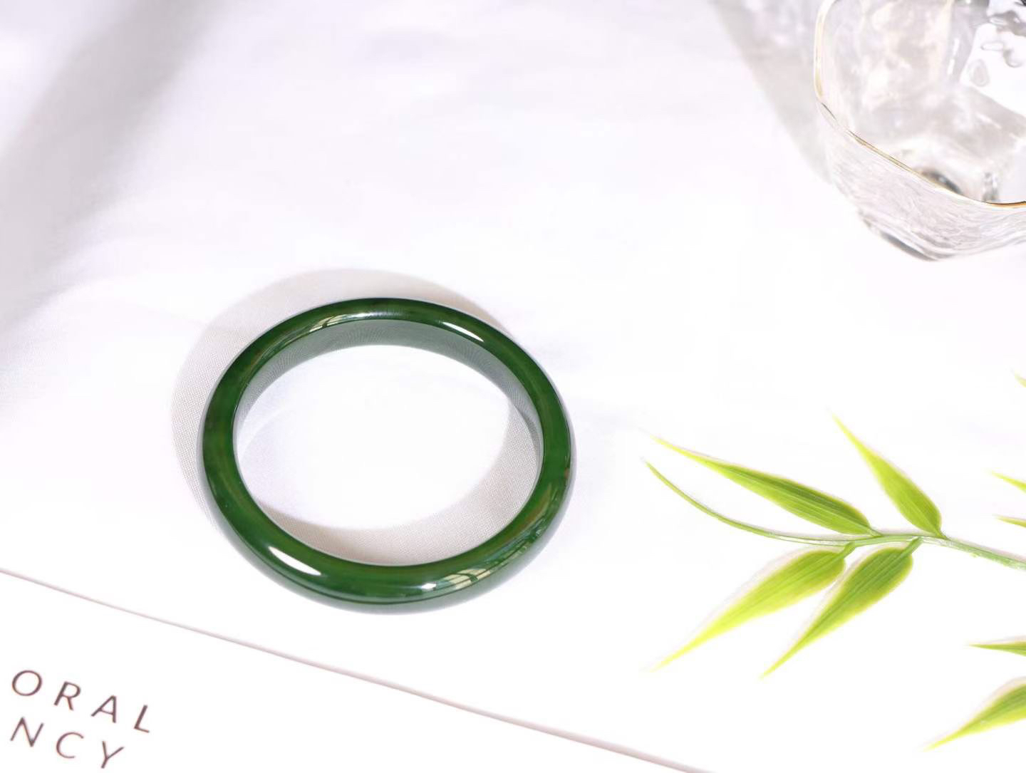 【碧色荡漾】

收藏级和田玉碧玉菠菜绿手镯，俄料七号矿 红皮老料，玉质温润细腻 油性十足，色泽匀称，️款式精美时尚，佩戴美观惹眼，美自天成，婉约之美，举手投足间透出那份低调奢华。

重47.9克 圈口58mm尺寸58-12.1-8.2mm O18823207130