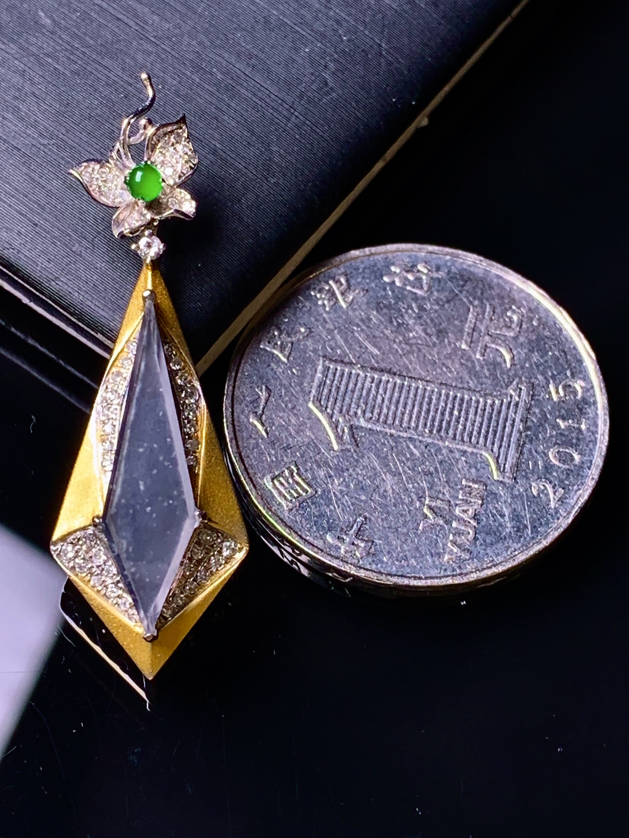 18k金镶嵌冰种雪花棉菱形吊坠 玉质细腻 色泽艳丽清新 水润亮眼 整体尺寸37*11.8*6 c5