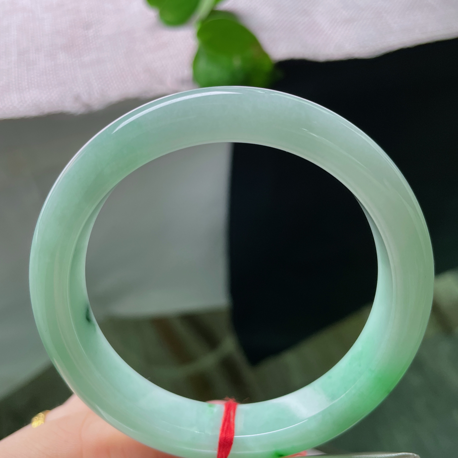 58.6/11.9/8.8，飘绿正圈，质地柔润细腻，浅青底缀鲜活翠点，清润灵动尽显清雅气韵。棉线，ss54890a