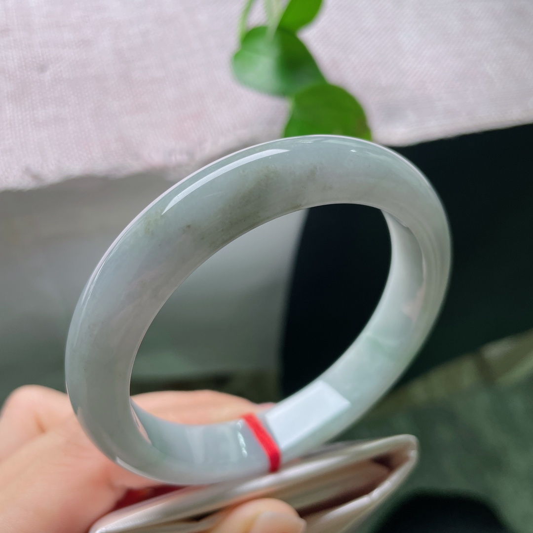 60.6/12.4/8.7，淡绿底正圈，无裂，柔和灰晴底玉镯，玉质温润细腻，素雅低调显沉静气质。ss52165a。