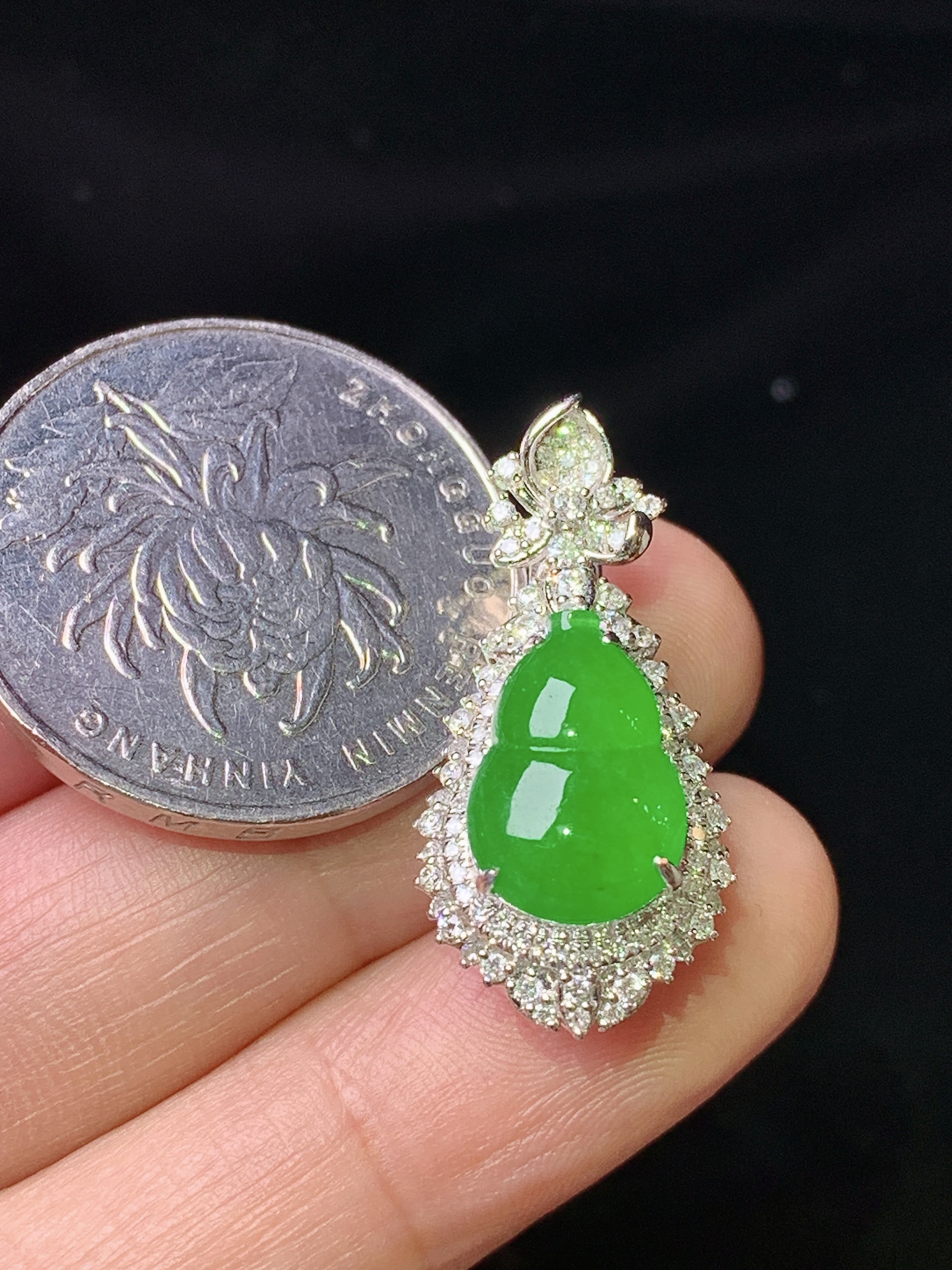 18k金钻镶嵌满绿葫芦吊坠 玉质细腻 色泽艳丽清新 水润亮眼 整体尺寸27*13*11.8 f1