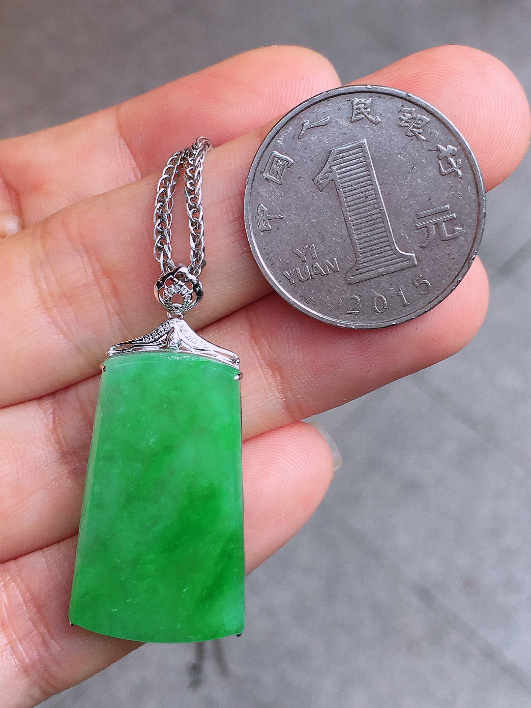 阳绿无事牌吊坠，色泽均匀艳丽，玉质细腻，荧光感超
强，饱满圆润，简单大方，尽显优雅气质，18k
金豪华镶嵌